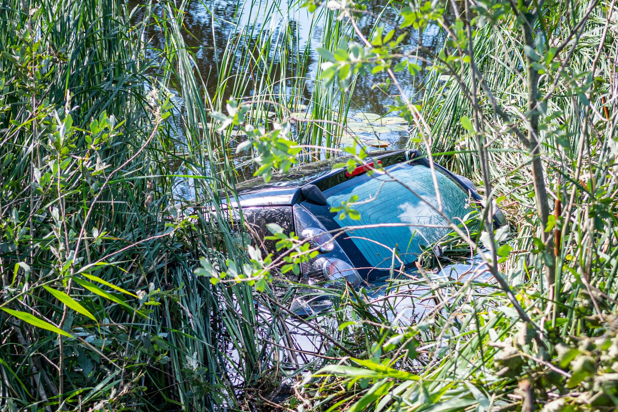 Automobilist raakt ’s nachts te water langs de N351