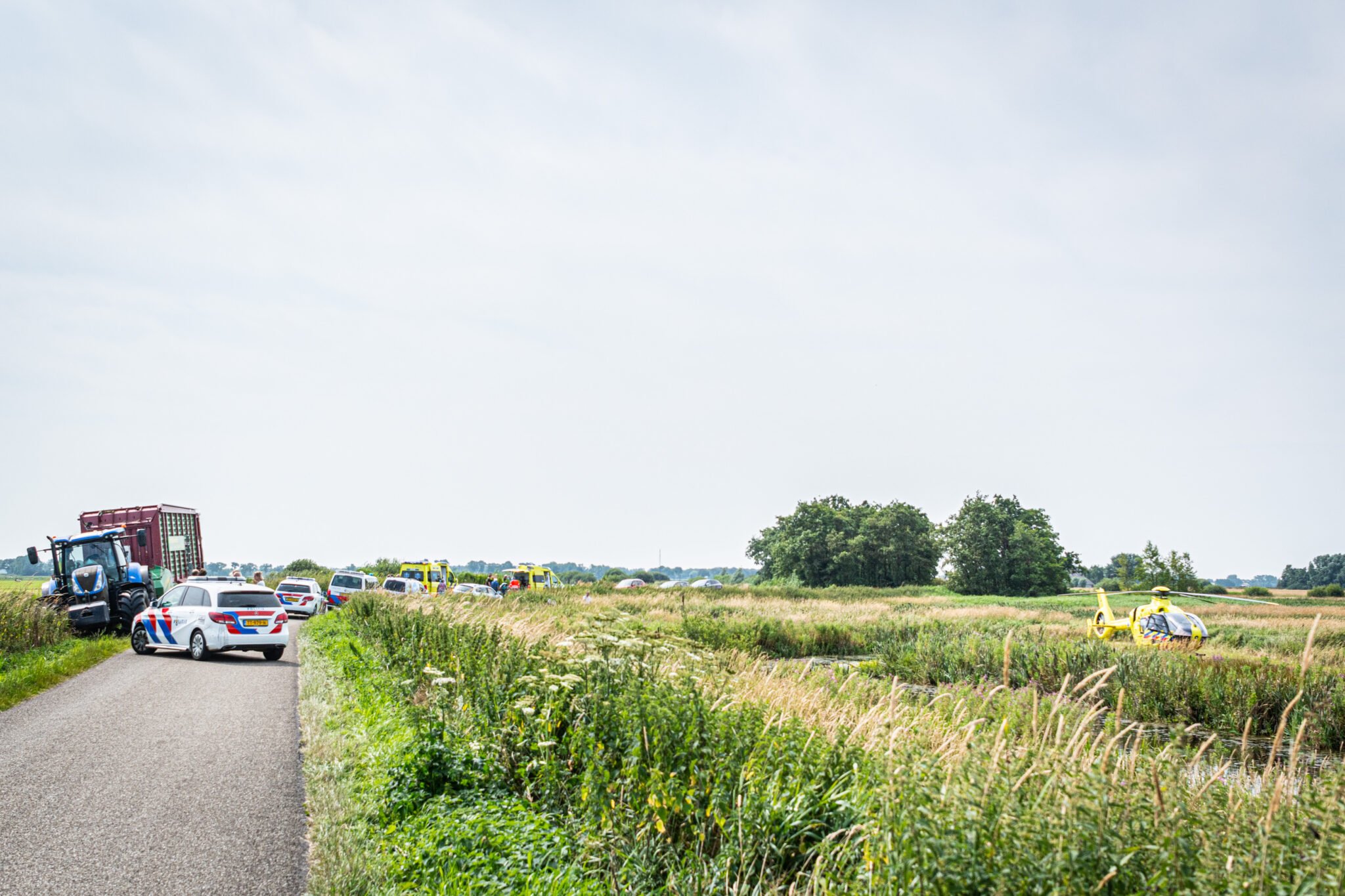 Fietser zwaargewond na ongeval met trekker op de Lindedijk