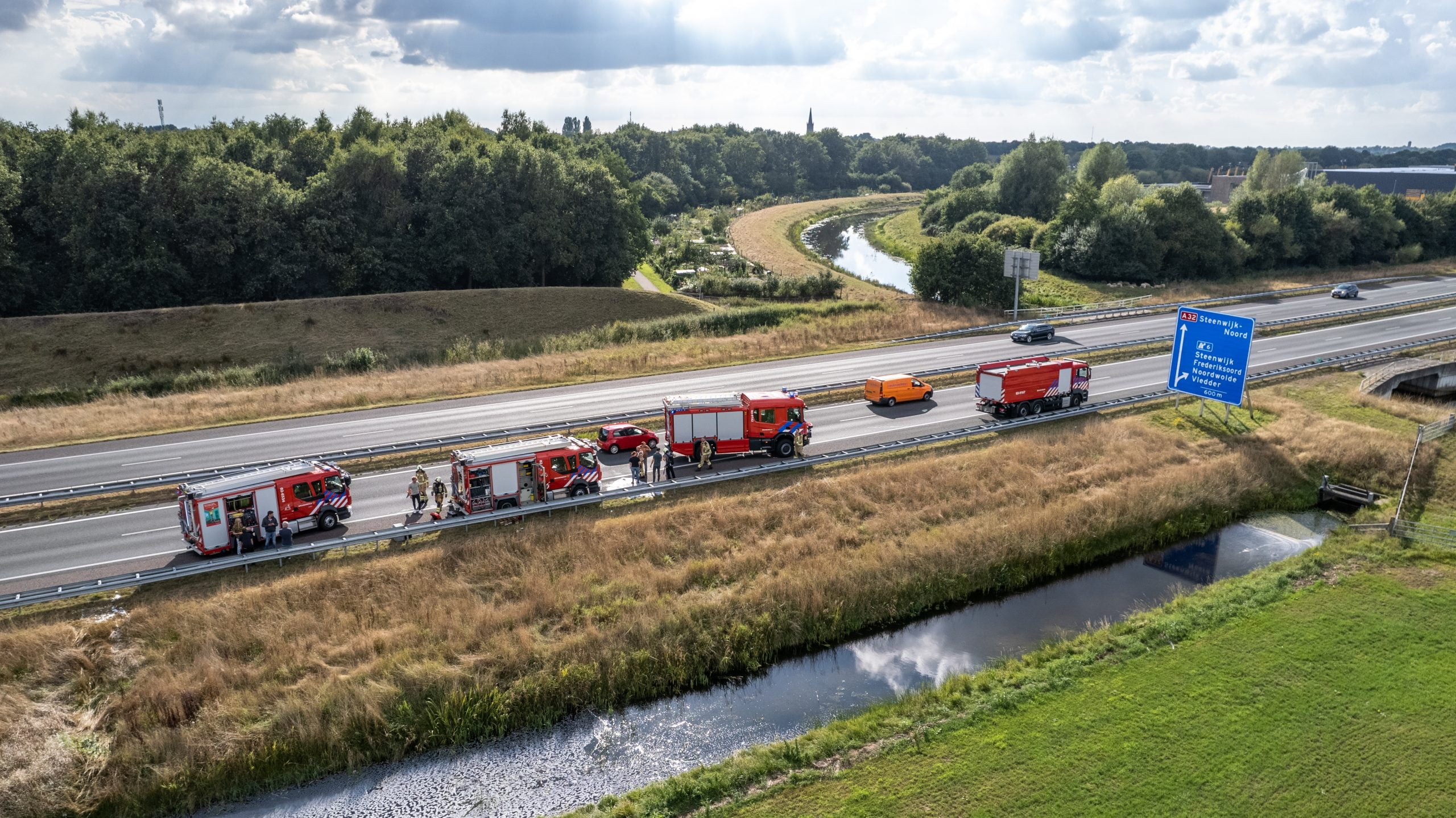 Friese Brandweerwagen vol rook op A32 Steenwijk
