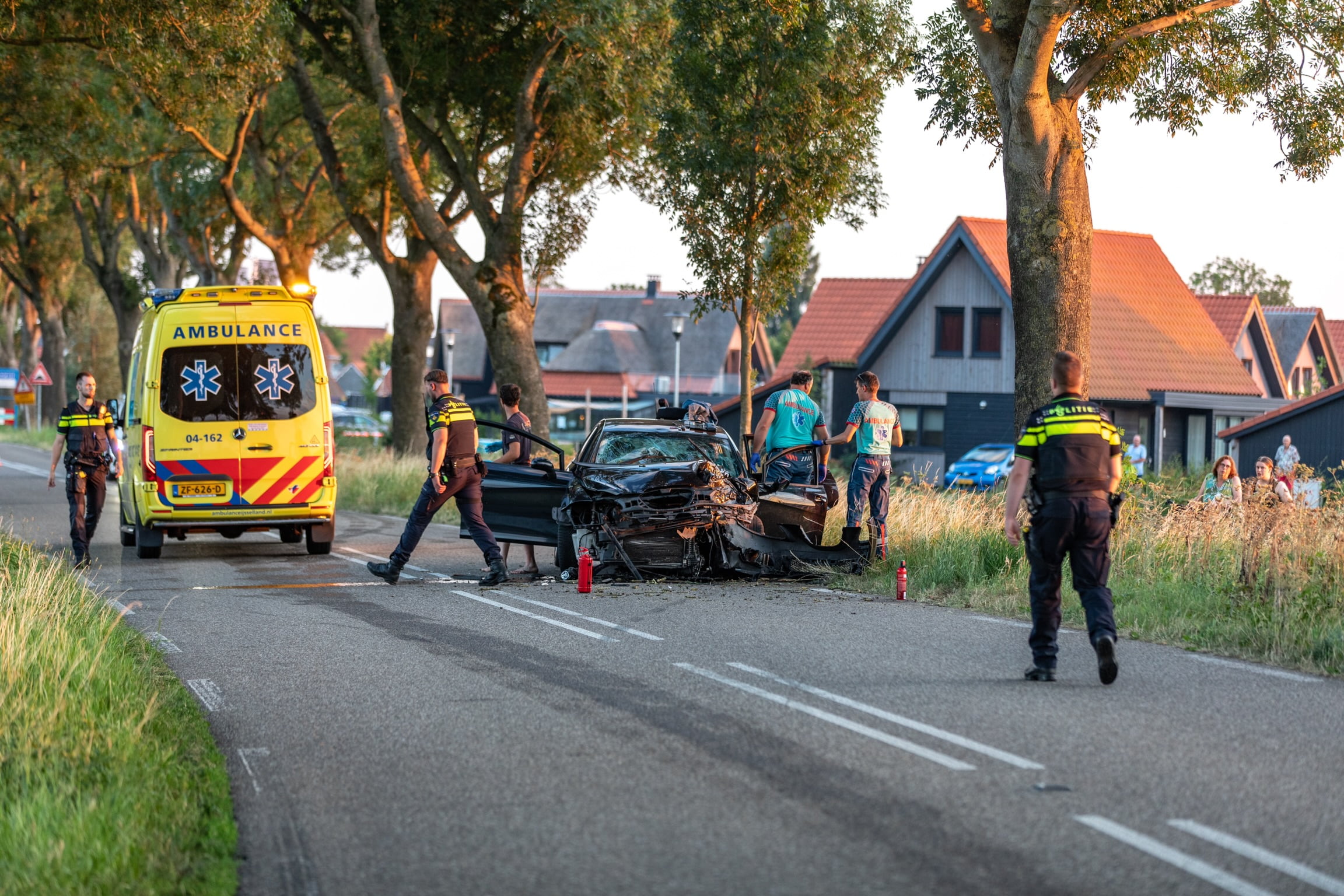 Auto botst tegen boom bij Ossenzijl