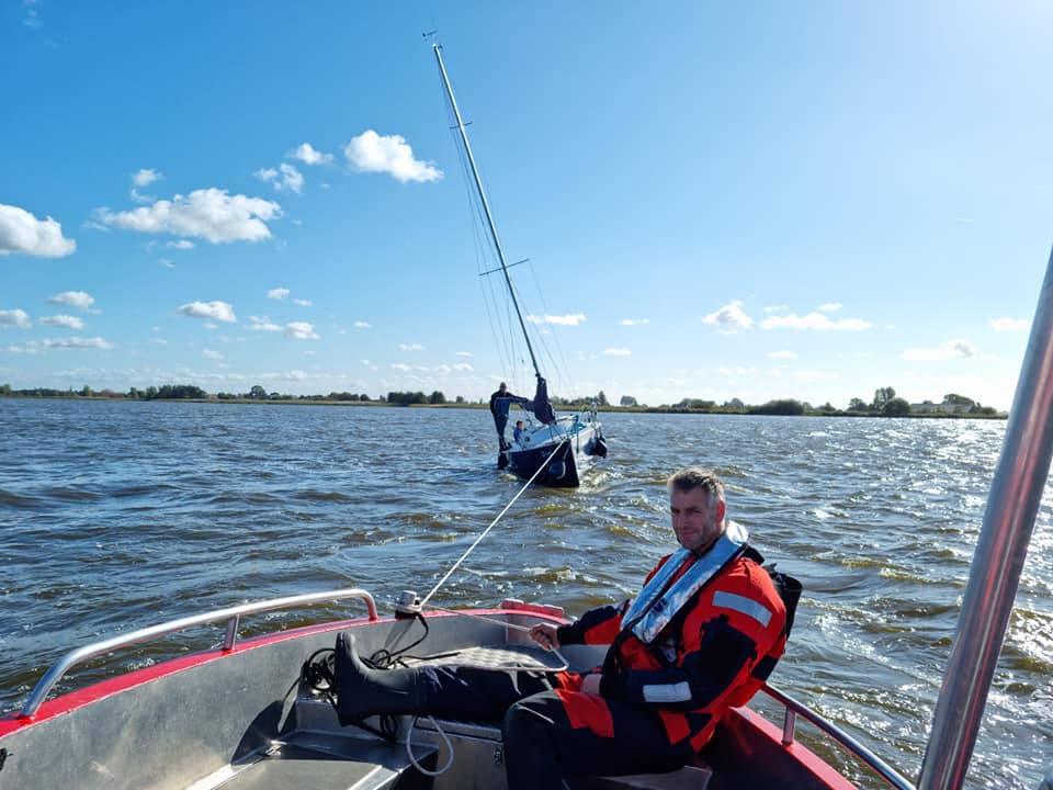 Zeilboot vast op zandbank Oosterzee