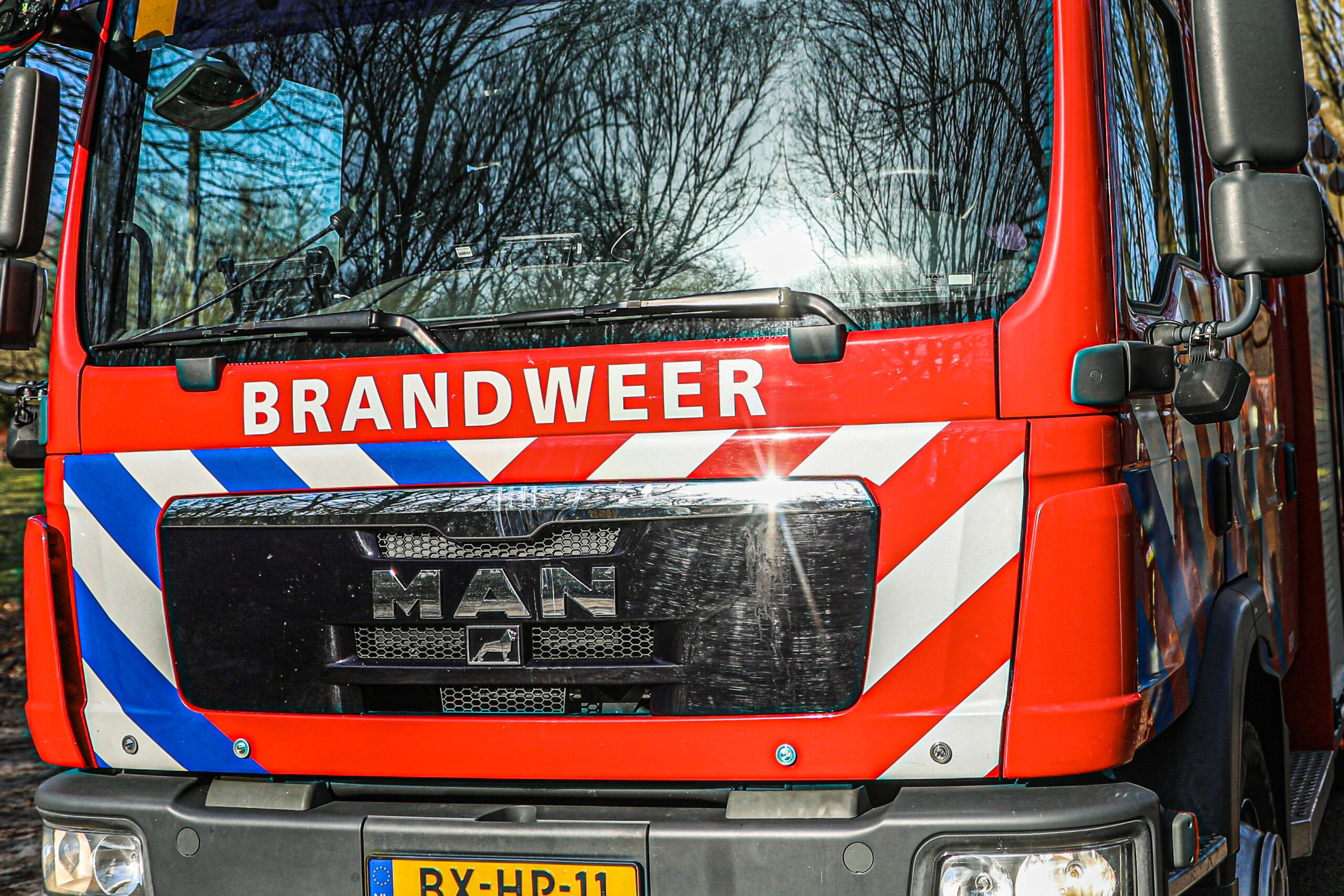 Auto botst tegen boom, brandweer bevrijdt bestuurder