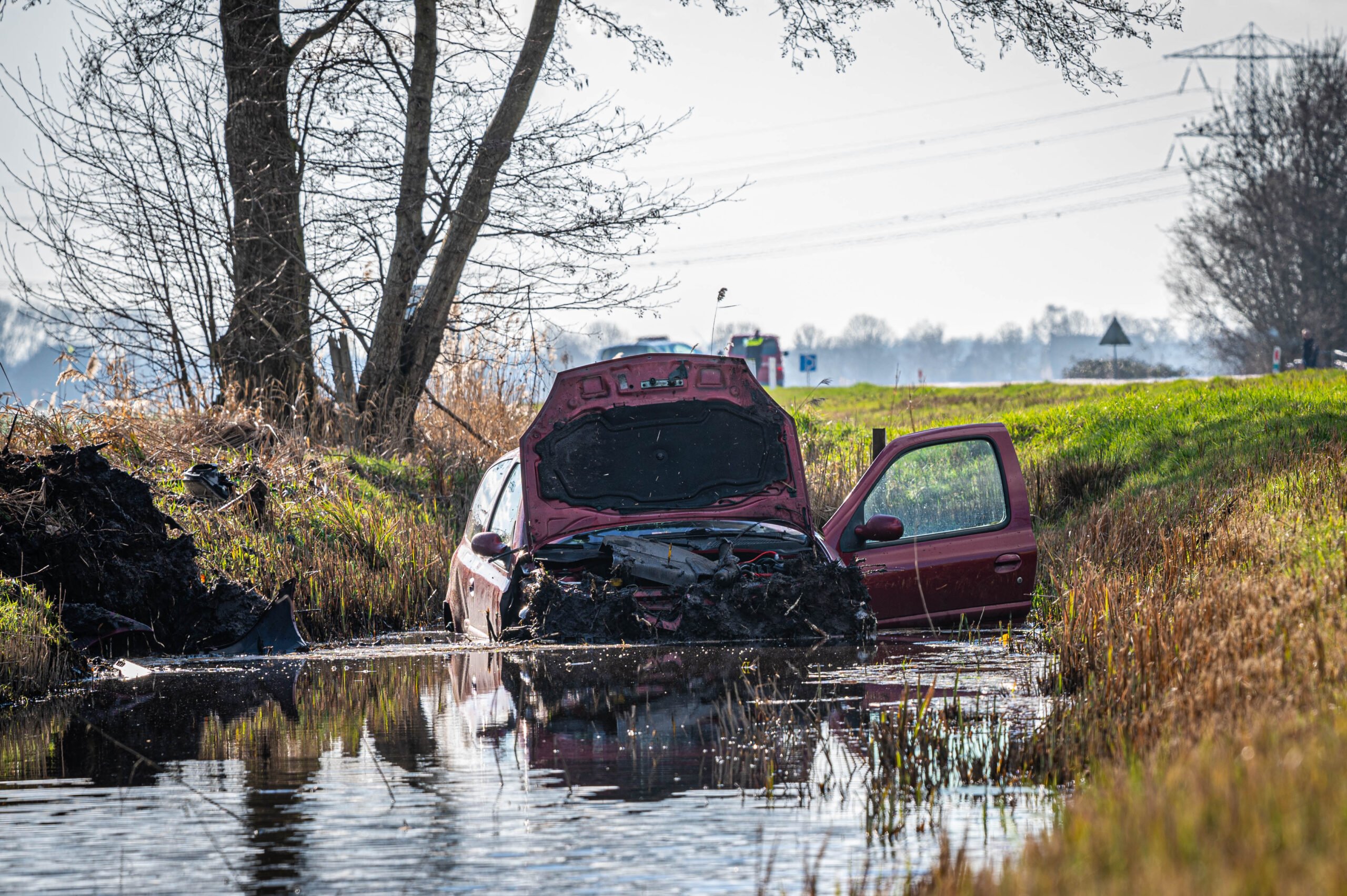 Auto in de sloot langs N351