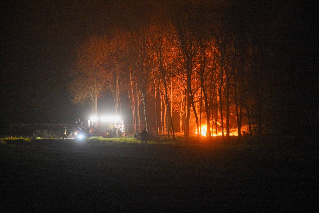 Flinke buitenbrand op erf boerderij