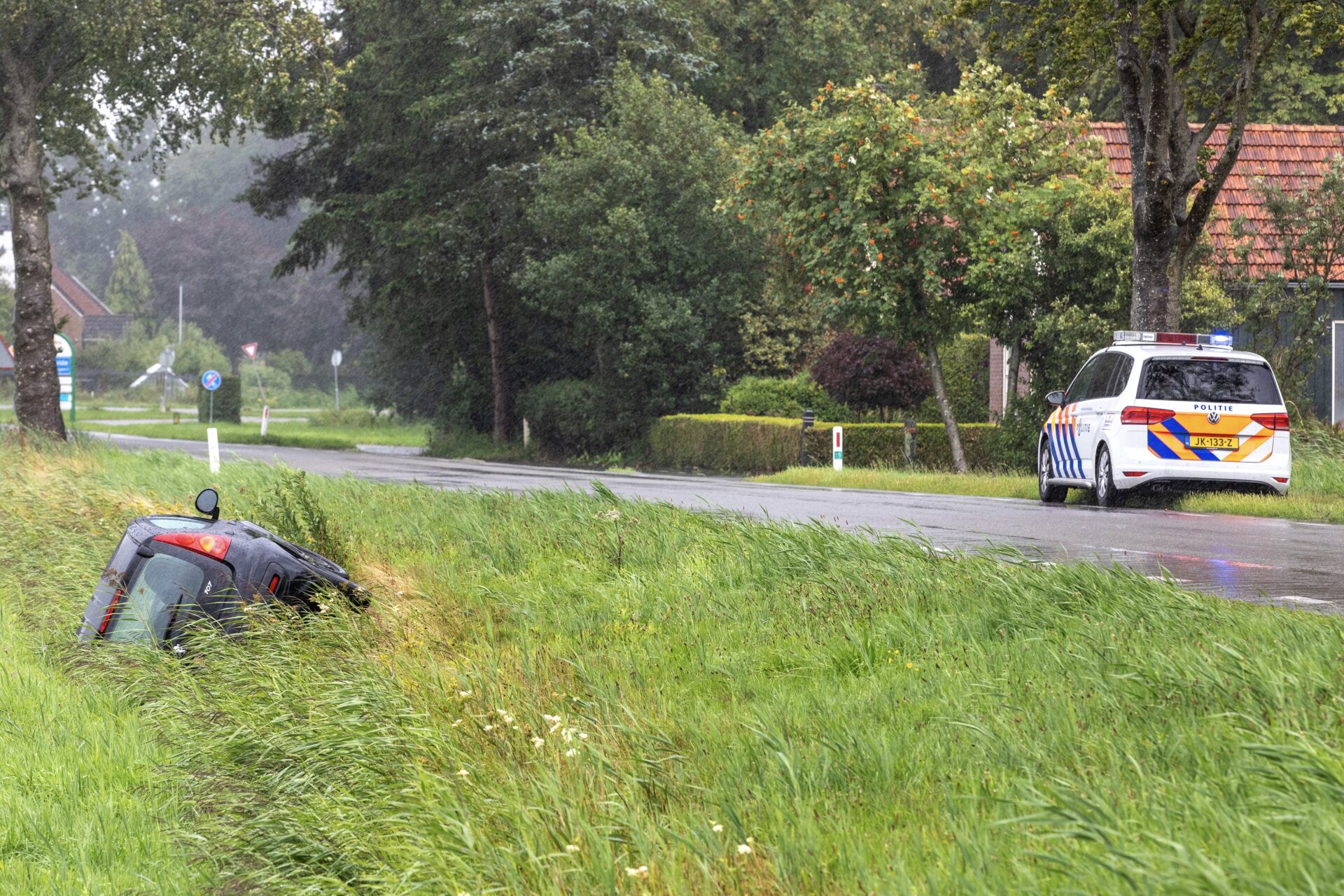 De auto belandde in een greppel naast de N353