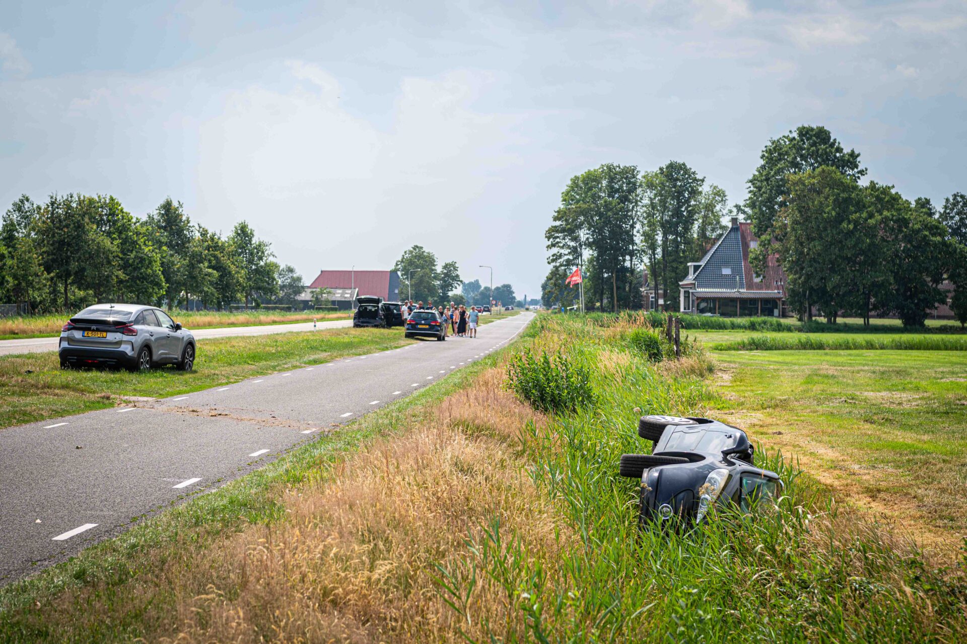 Auto in de sloot na botsing N351