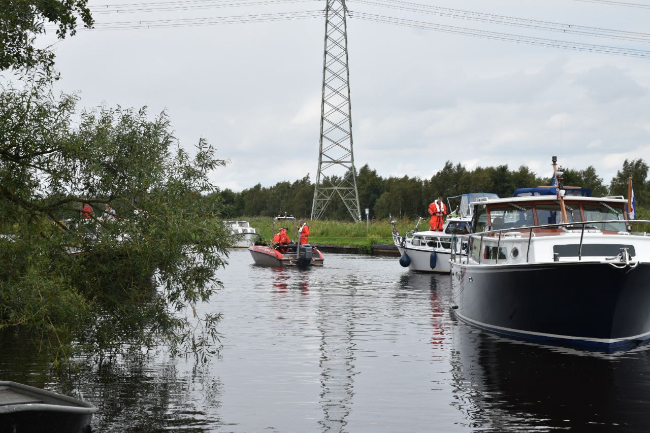 Boot met motorproblemen weggesleept door brandweer