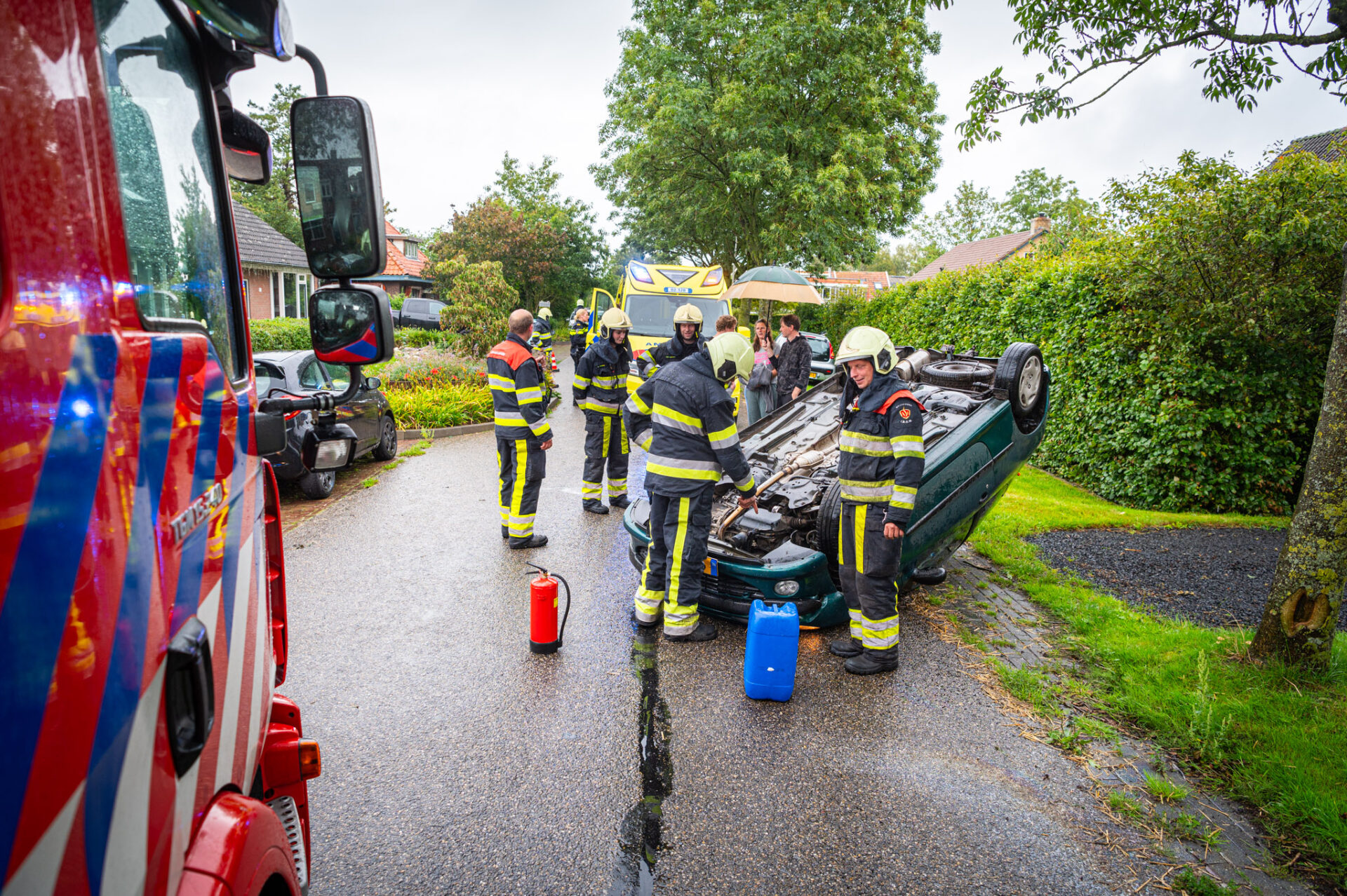 Auto over de kop Munnekeburen