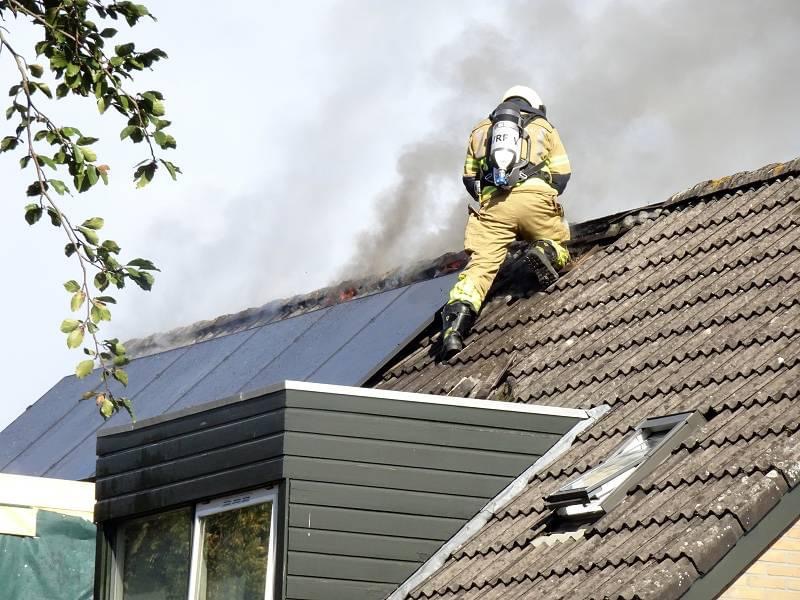 Brand in dak met zonnepanelen