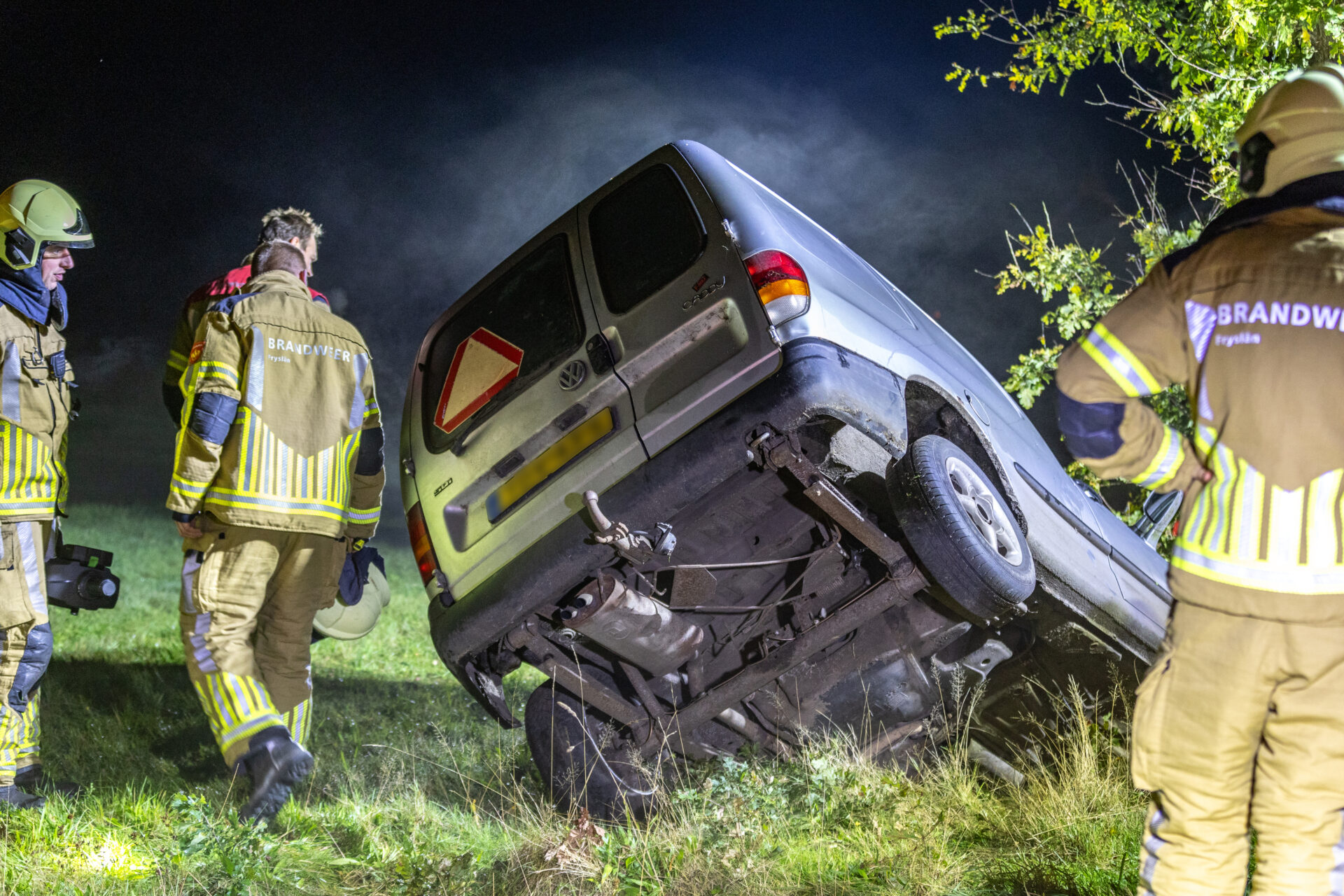 Auto rechtop in greppel Nijeholtpade