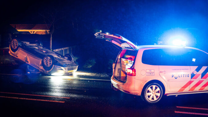 Auto ondersteboven bij ongeval N351 Foto: ProNews