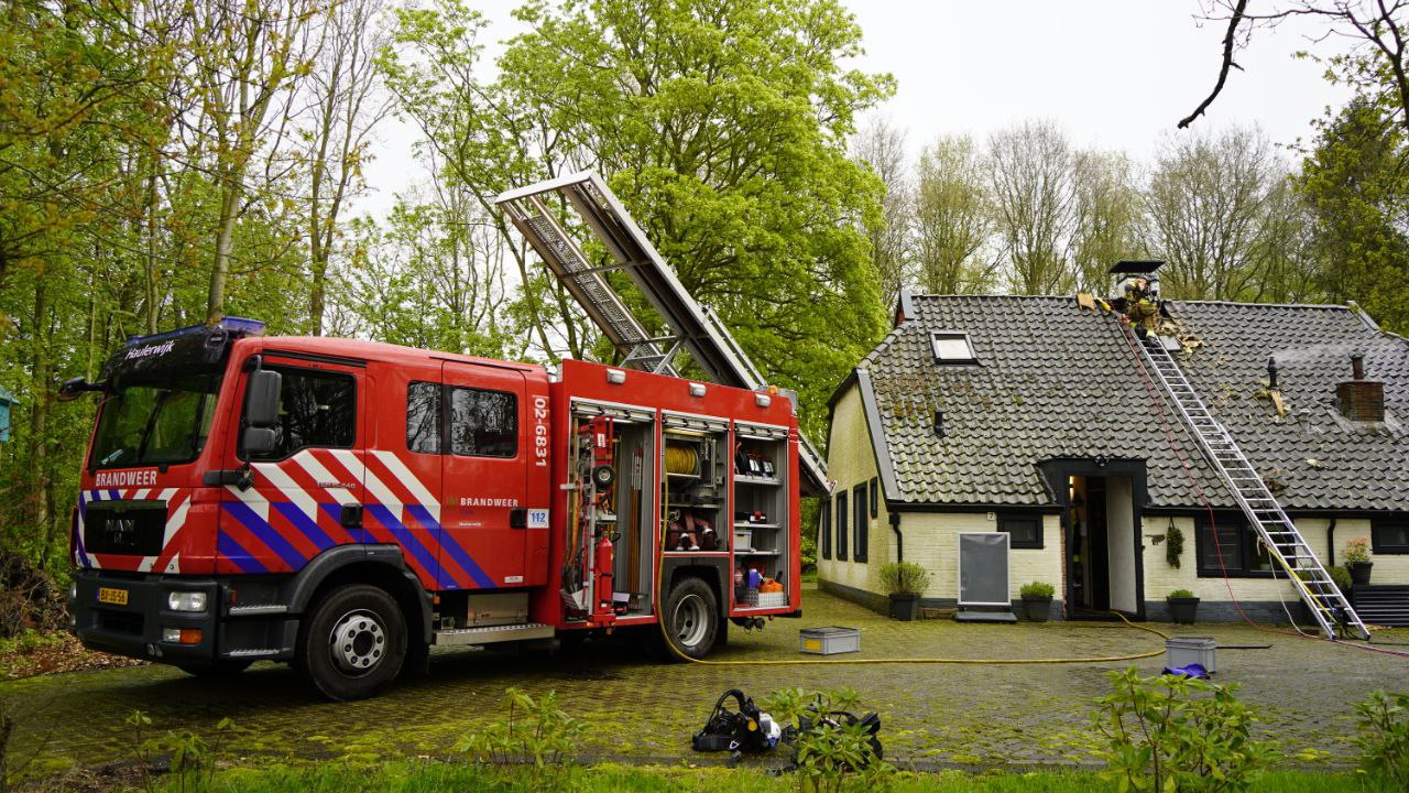 Schoorsteenbrand slaat door in dak