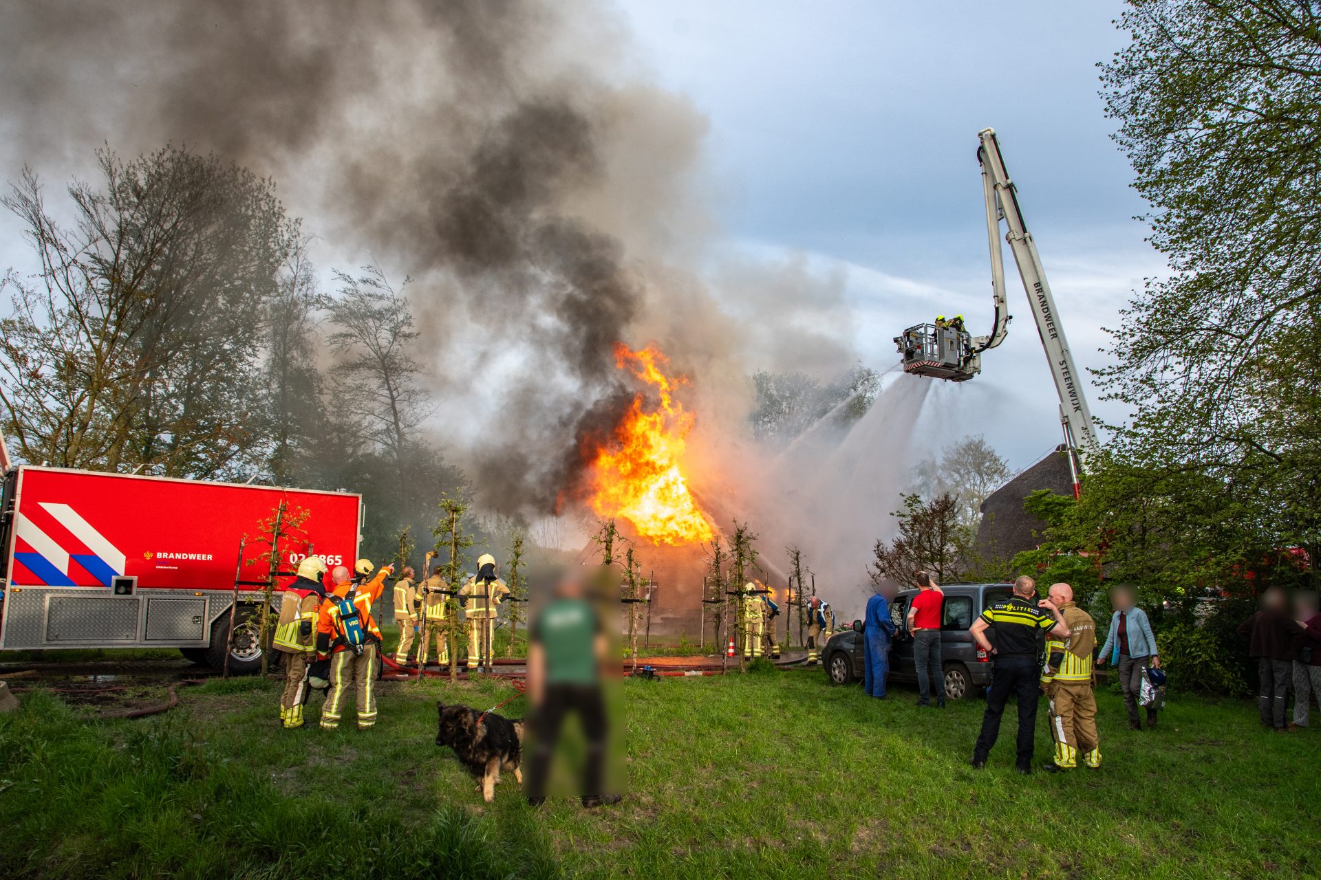 Uitslaande brand verwoest woonboerderij in Vledderveen