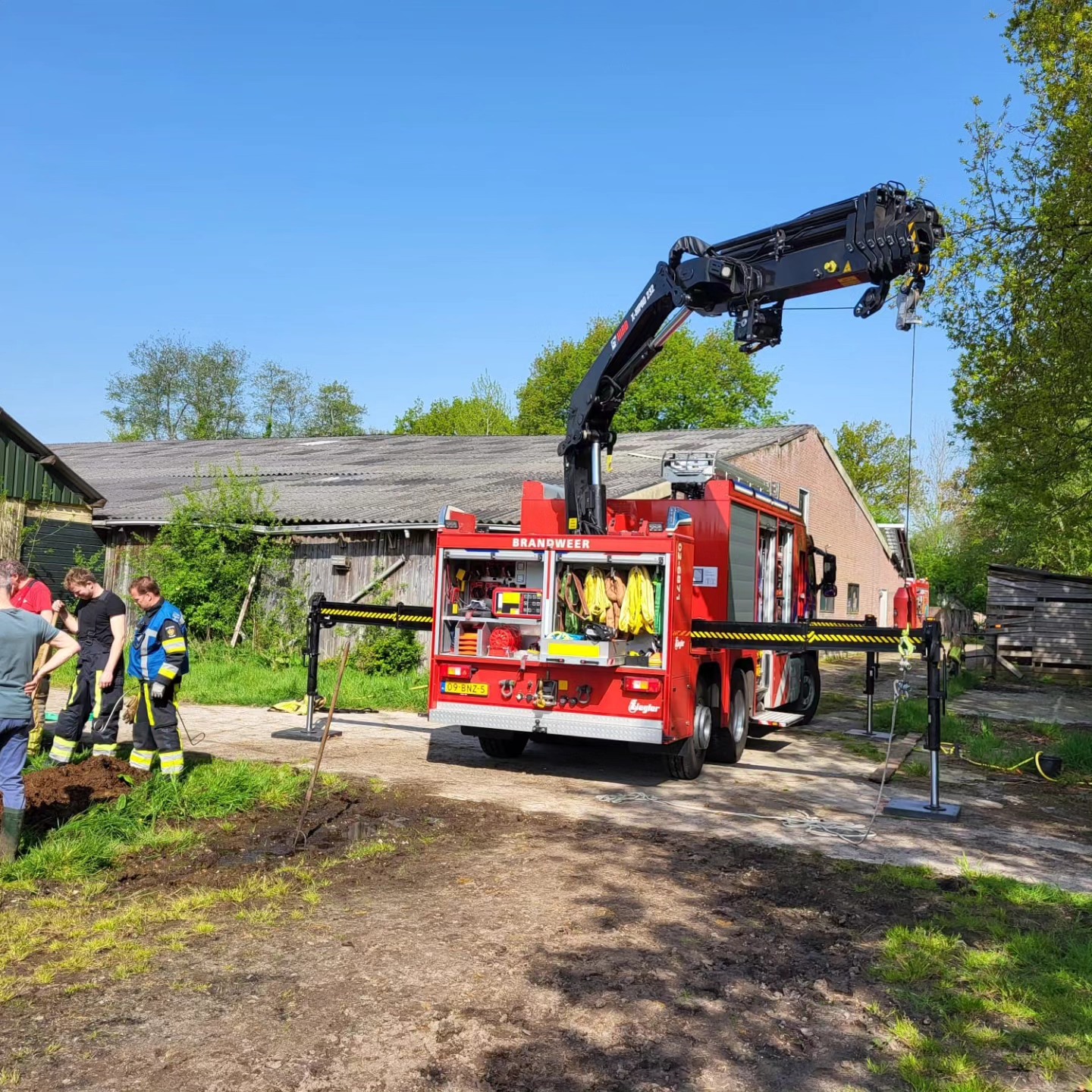 Brandweer redt paard uit mestbult in Oosterstreek