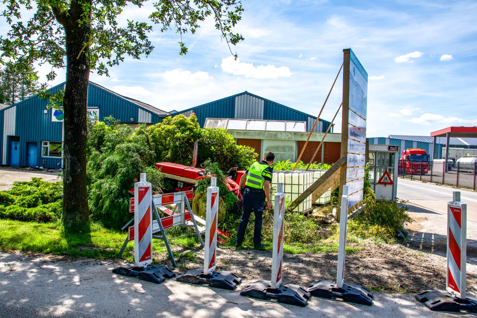 Tractor belandt in bosjes Haulerwijk
