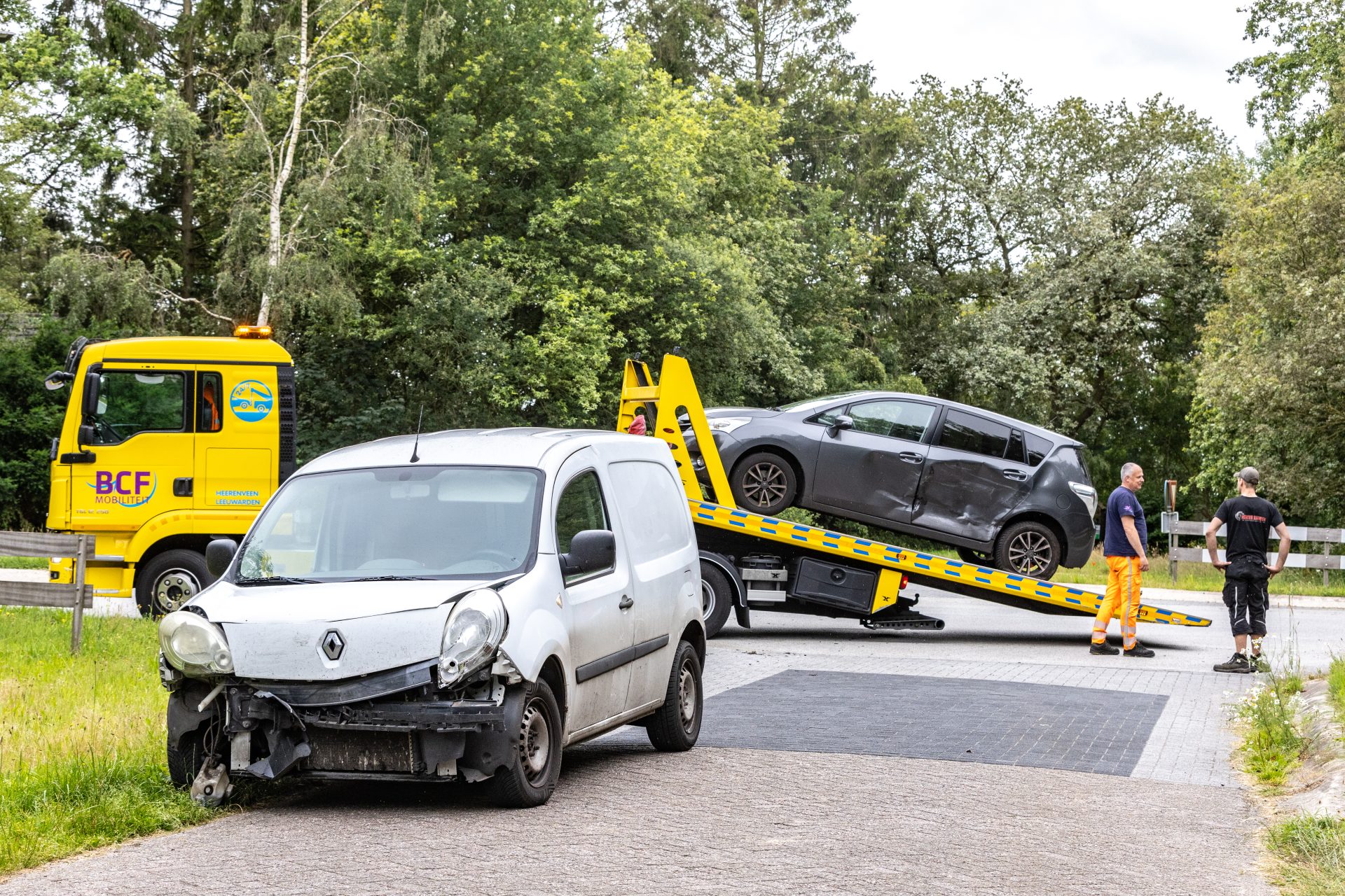 Twee auto’s botsen op kruising