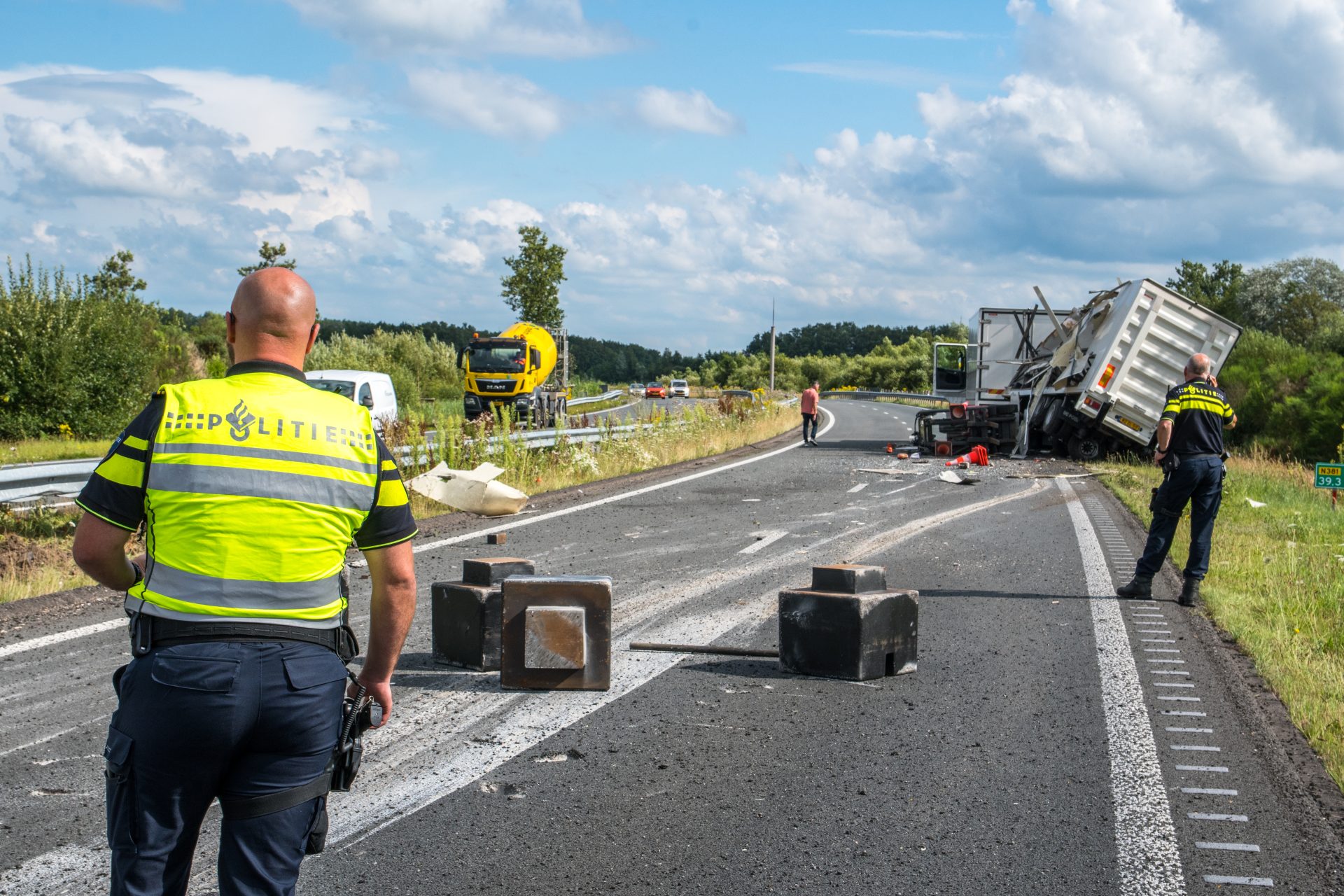 N381 dicht na eenzijdig ongeval met vrachtwagen