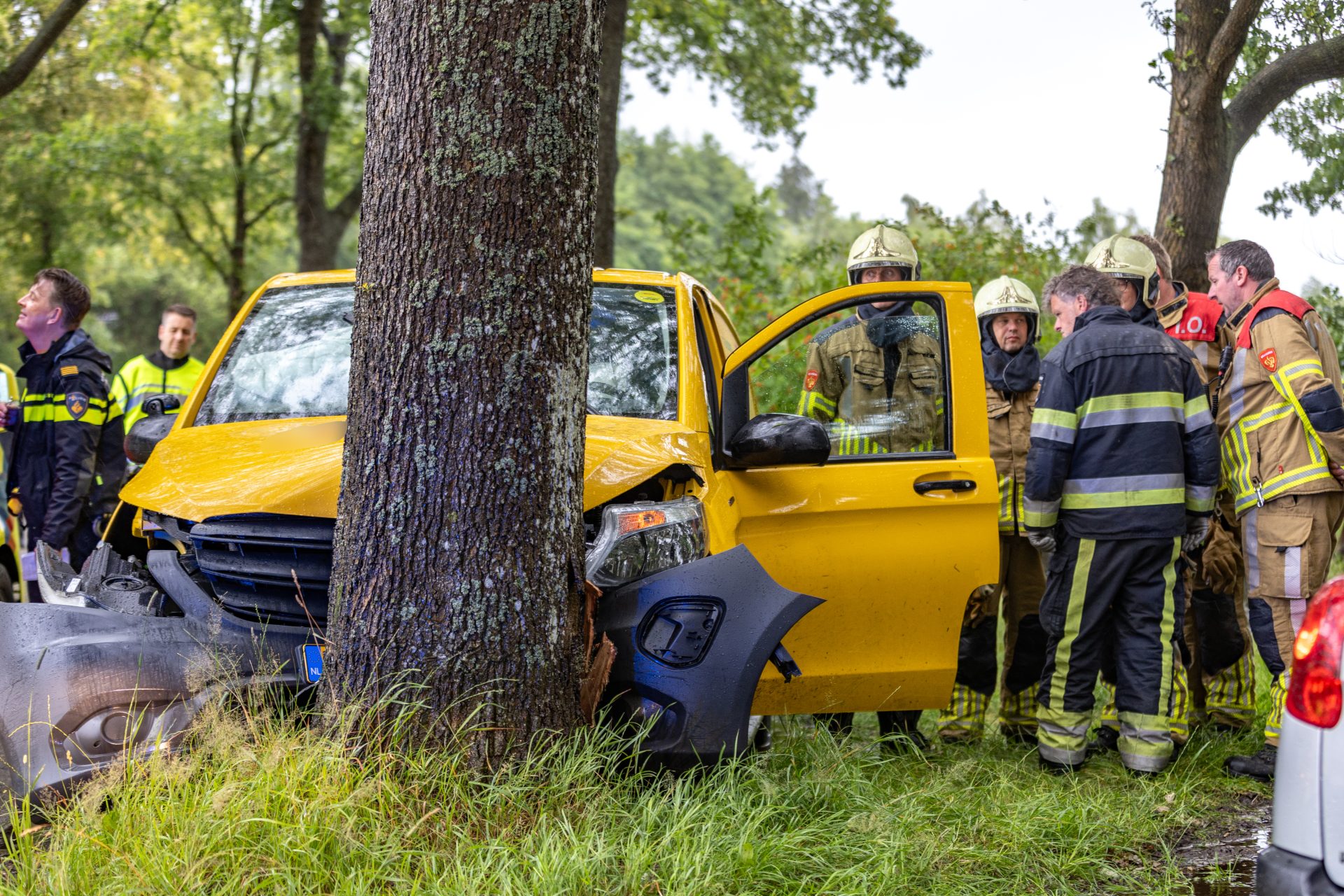 Pakketbezorgster botst tegen boom