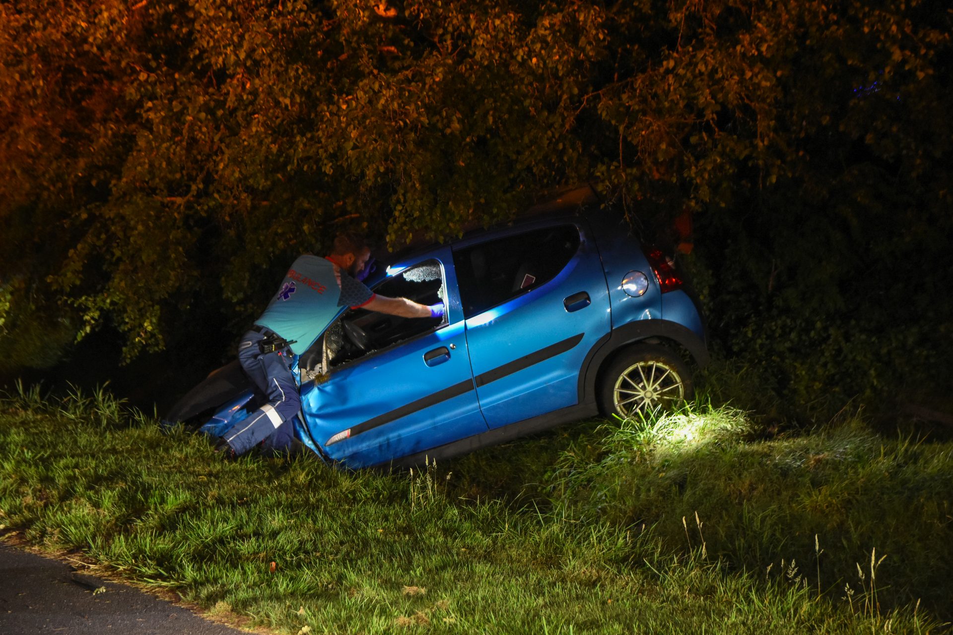 Auto belandt in greppel Blesdijke