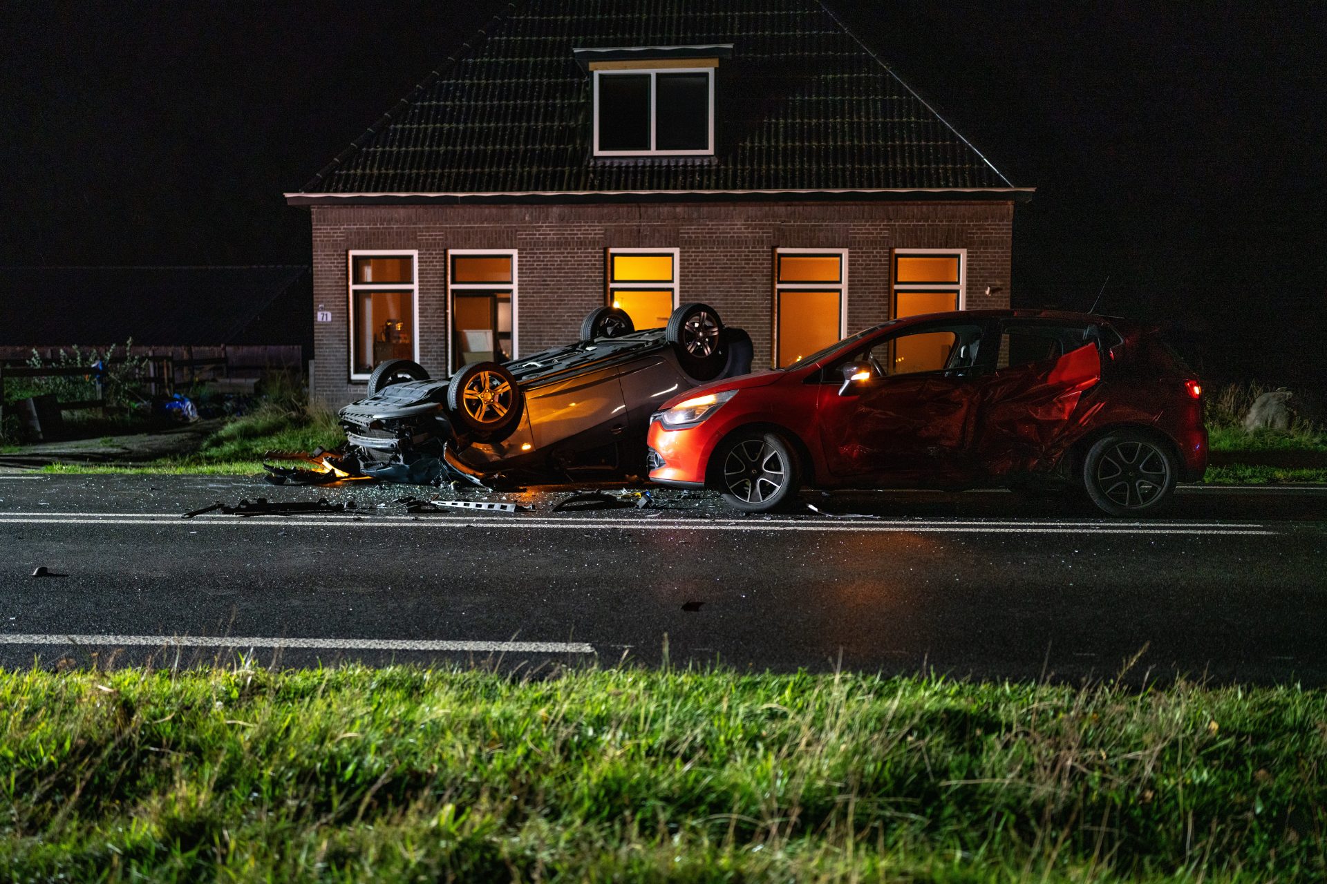 Auto op de kop na botsing N351 Sonnega