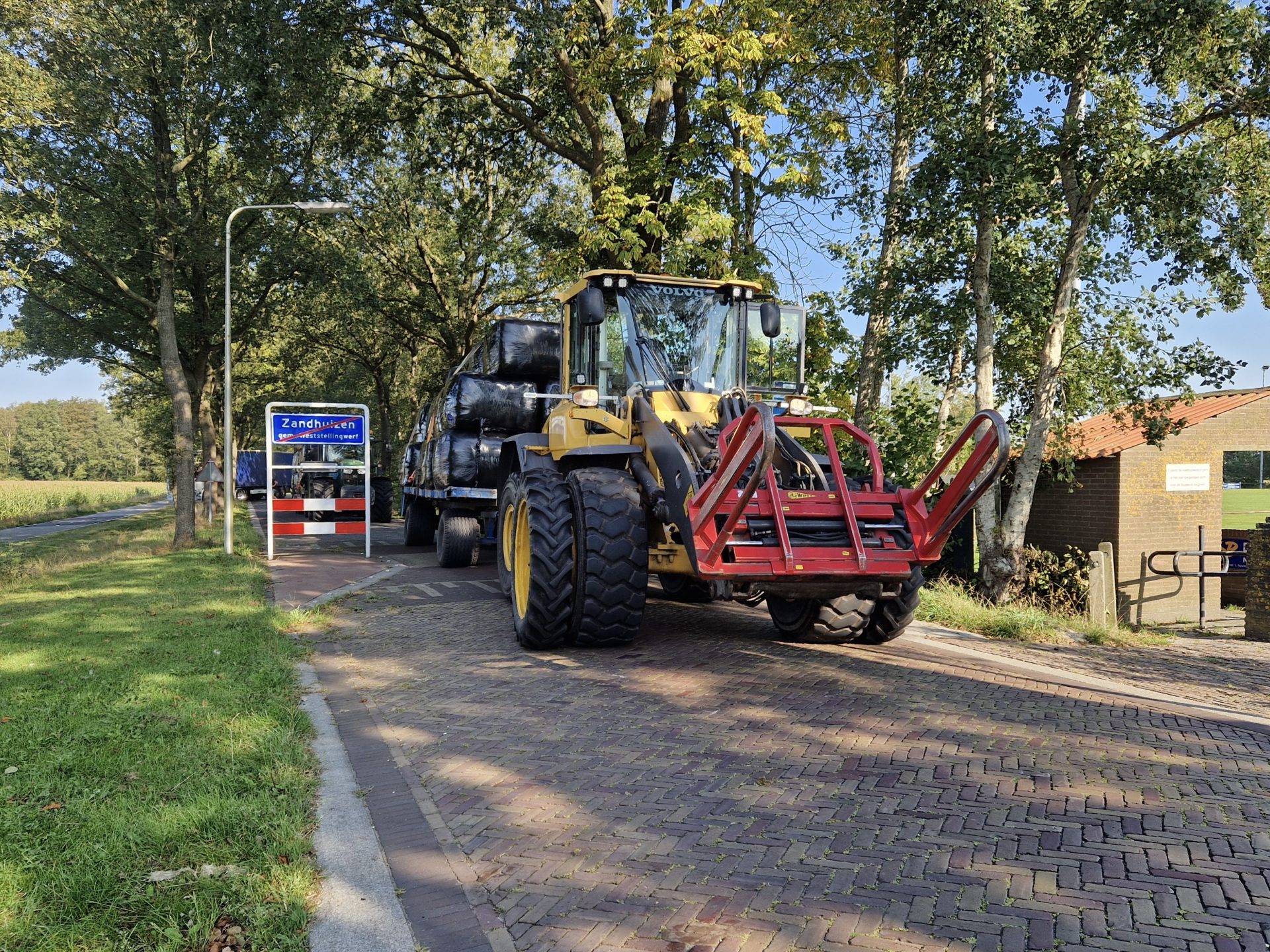 Shovel blokkeert weg van en naar Zandhuizen