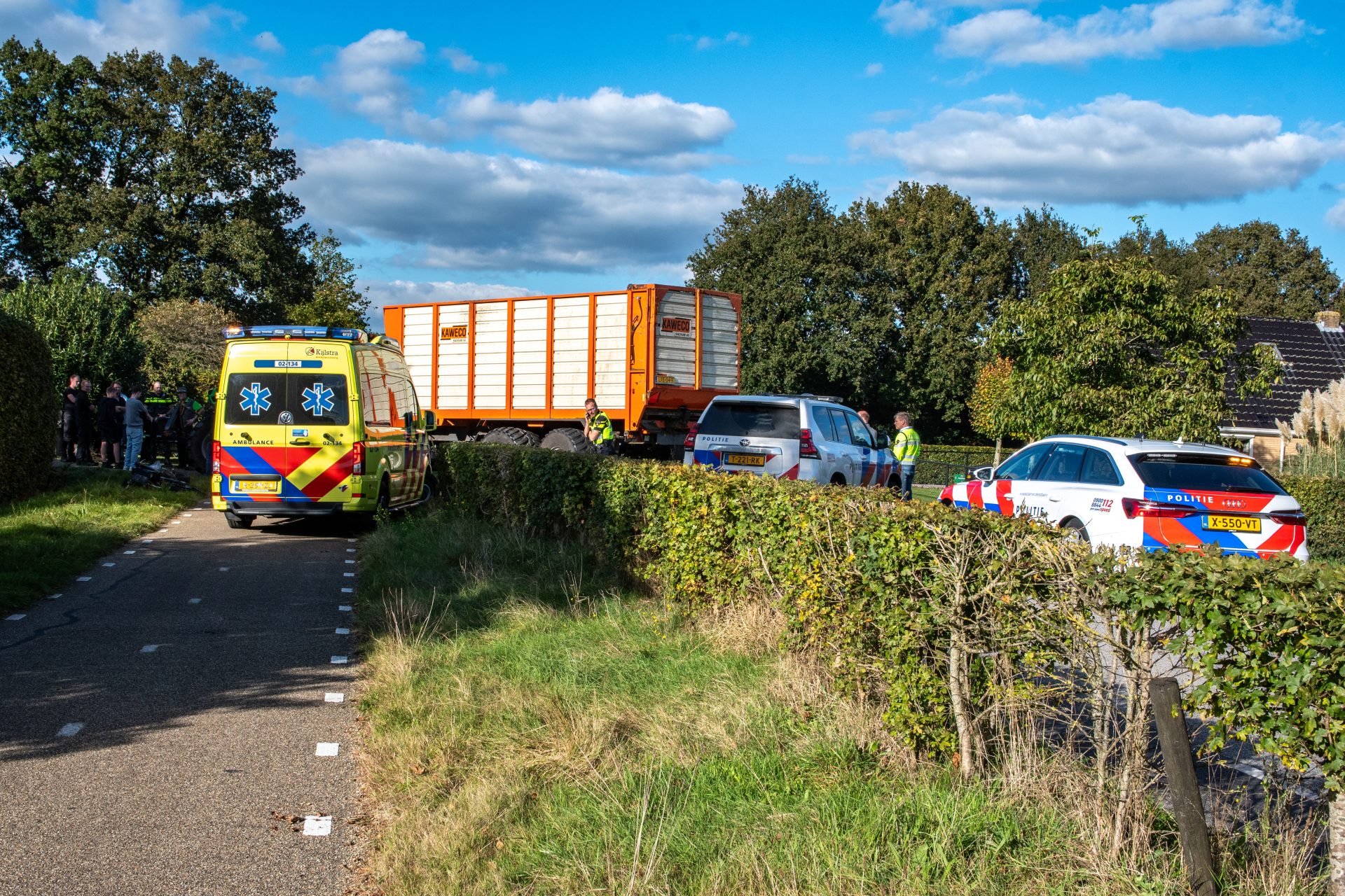 Brommerrijder ernstig gewond na botsing met tractor