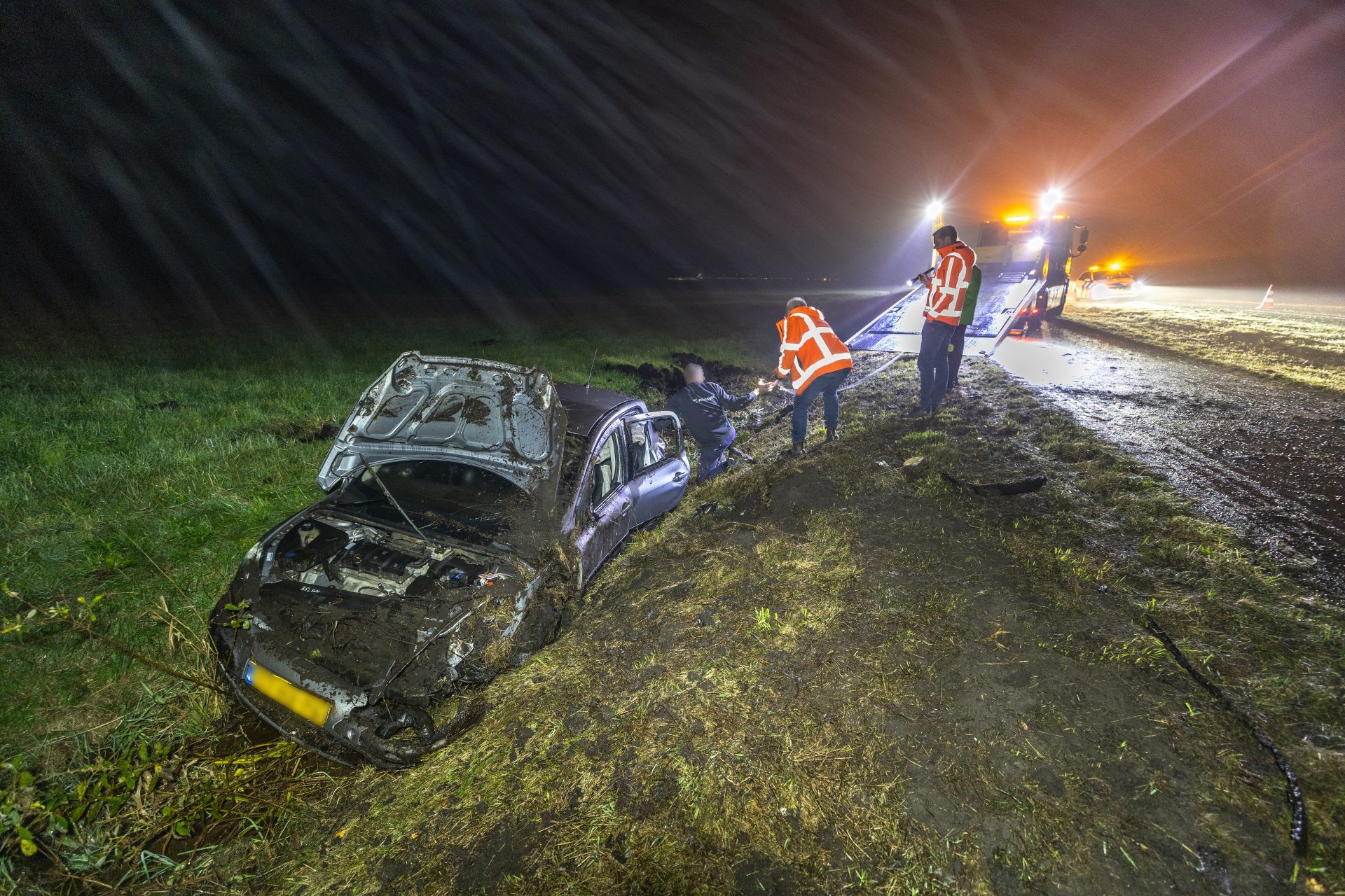 Auto belandt in greppel langs N353 Zandhuizen