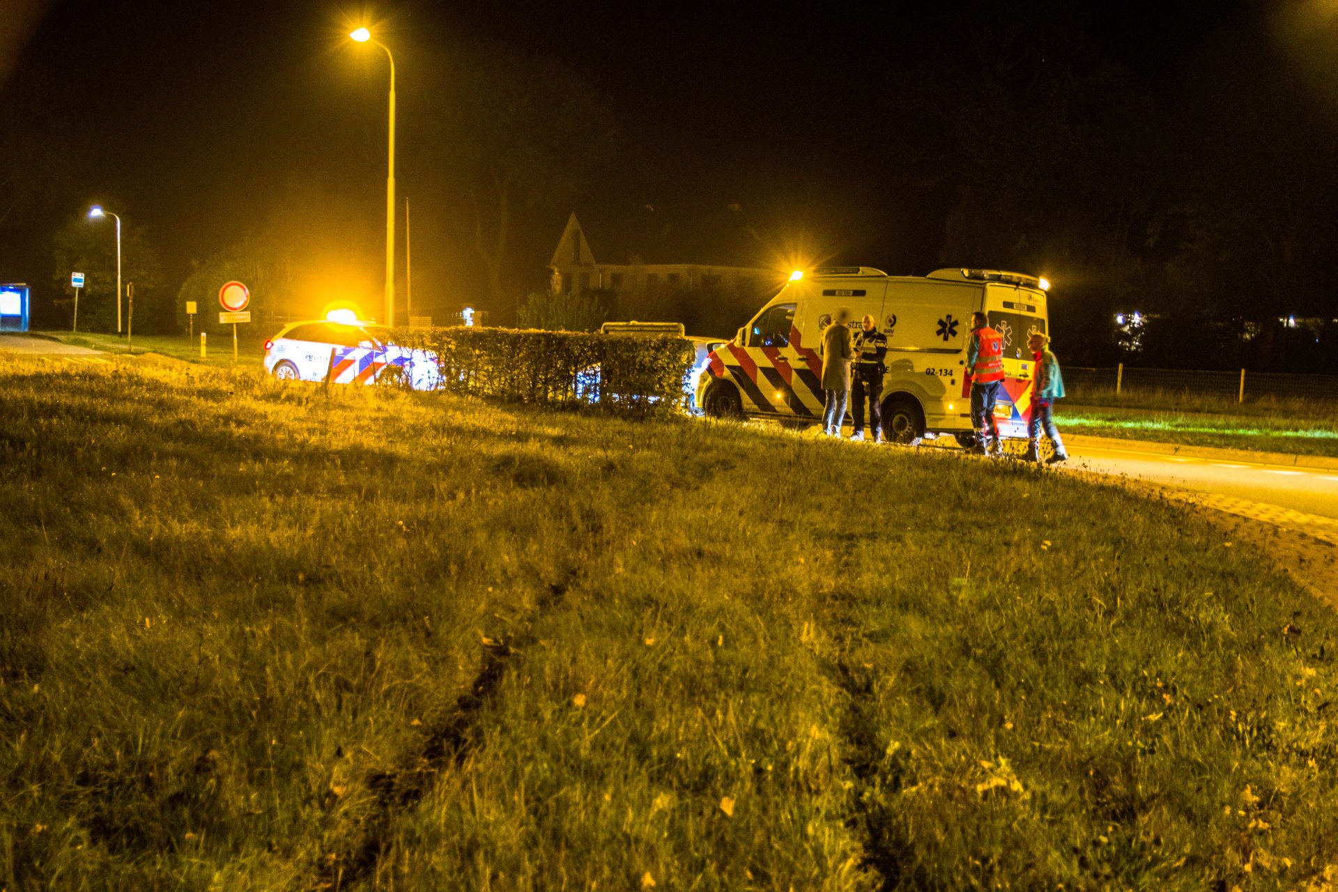 Automobilist onder invloed rijdt rechtdoor over rotonde N351