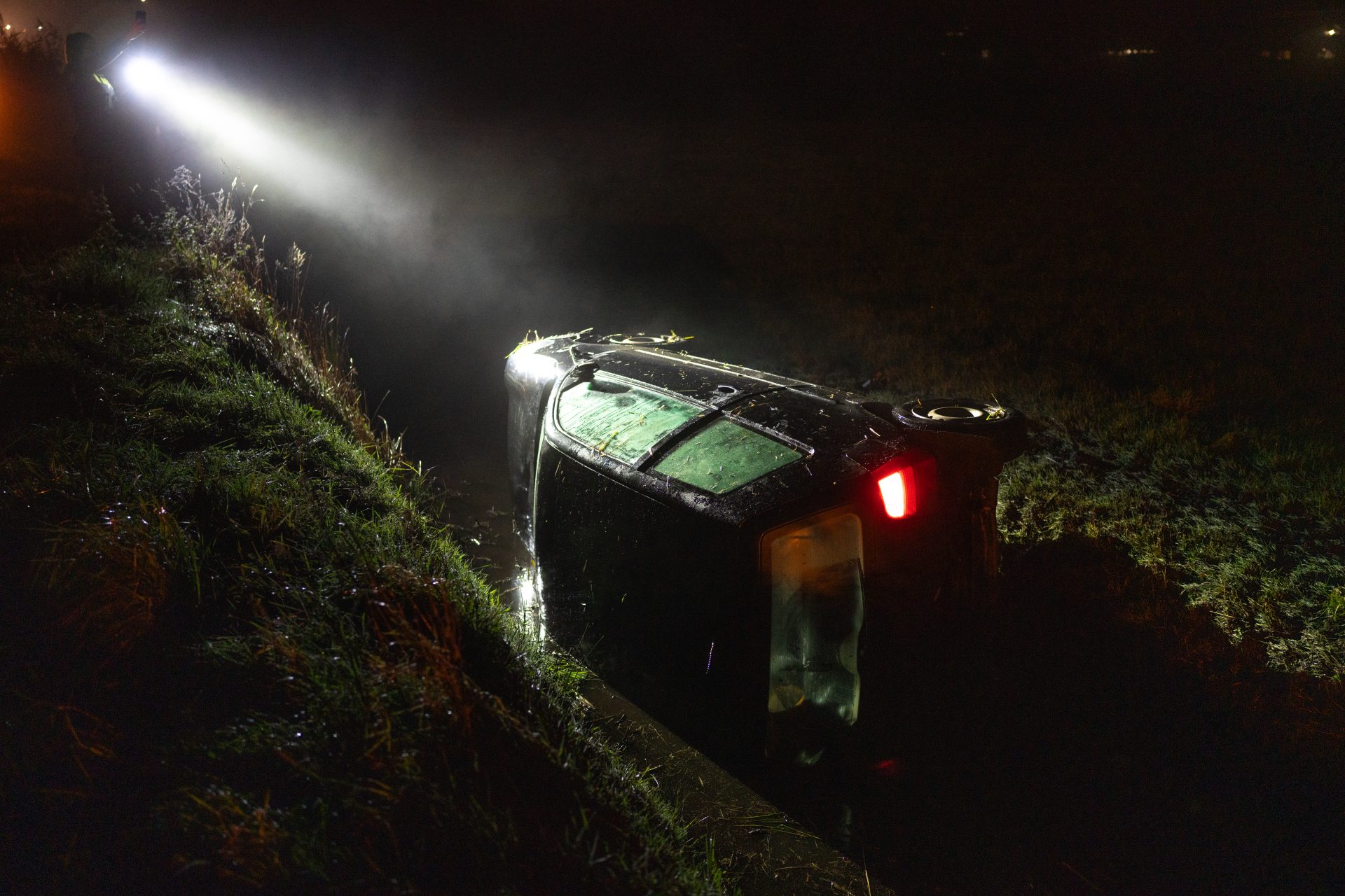 Auto belandt op zijkant in sloot Langelille