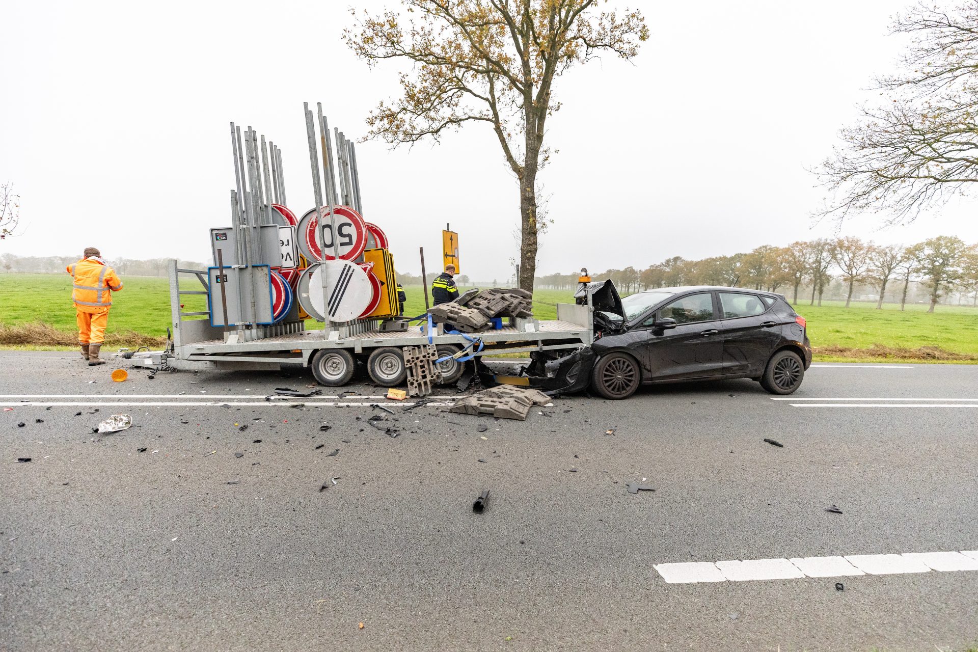 Auto botst op stilstaande aanhanger N351