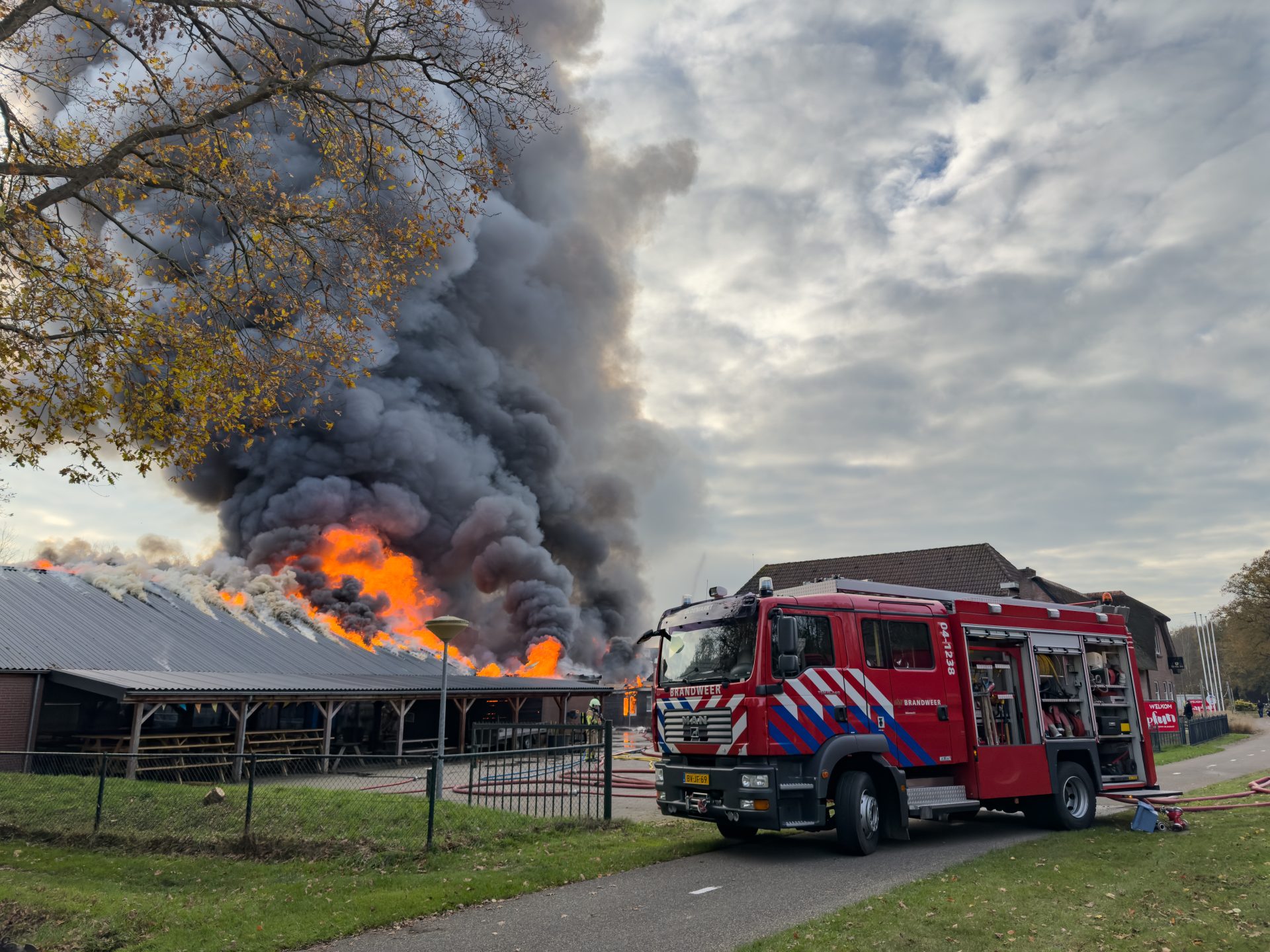 (VIDEO) Zeer grote brand legt schuur in Paasloo in de as