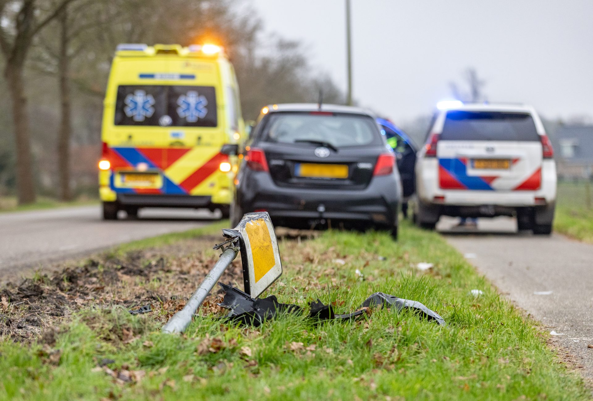 Automobilist schrikt van inhaalactie en rijdt verkeersbord uit de grond