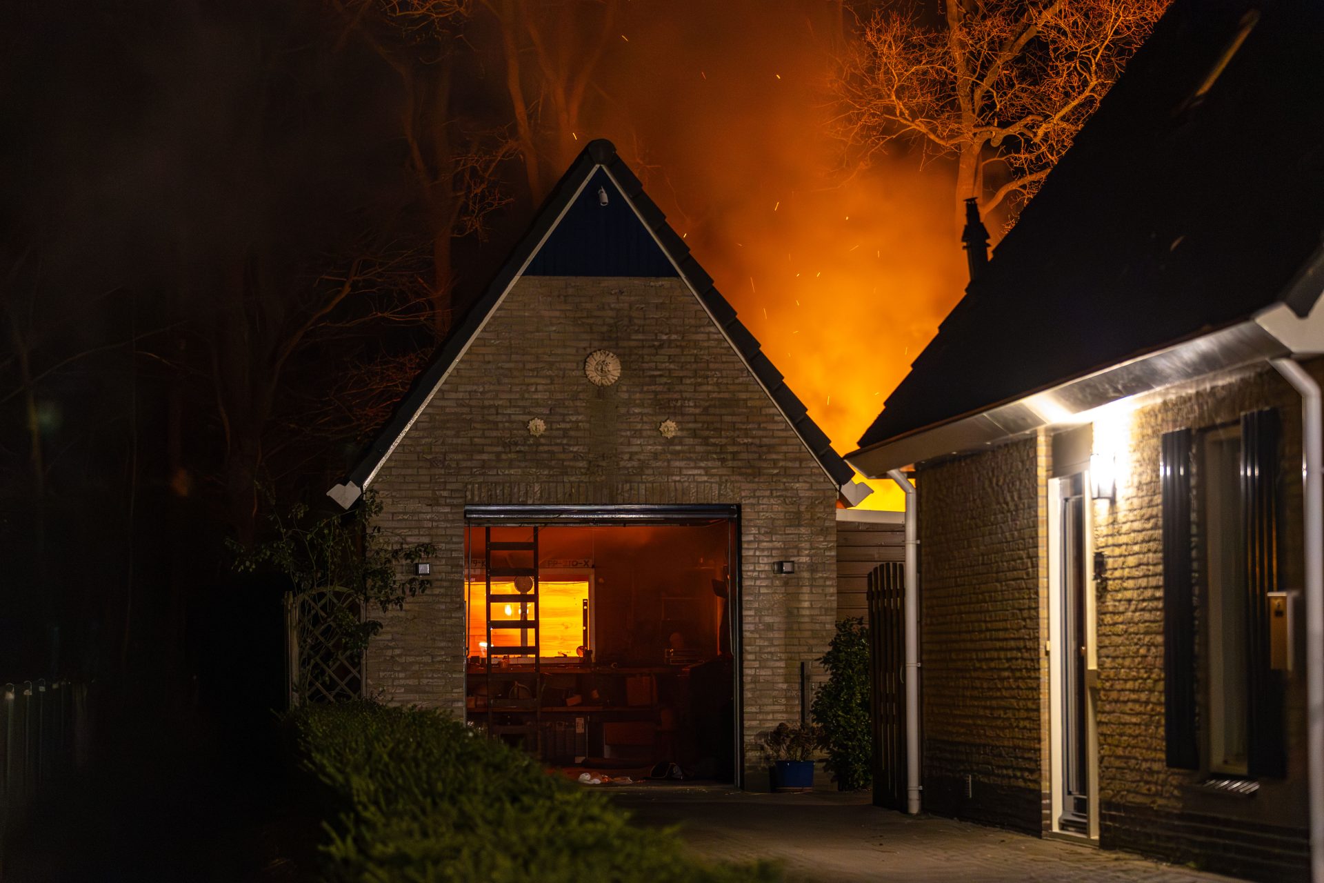 Felle brand in garage Noordwolde