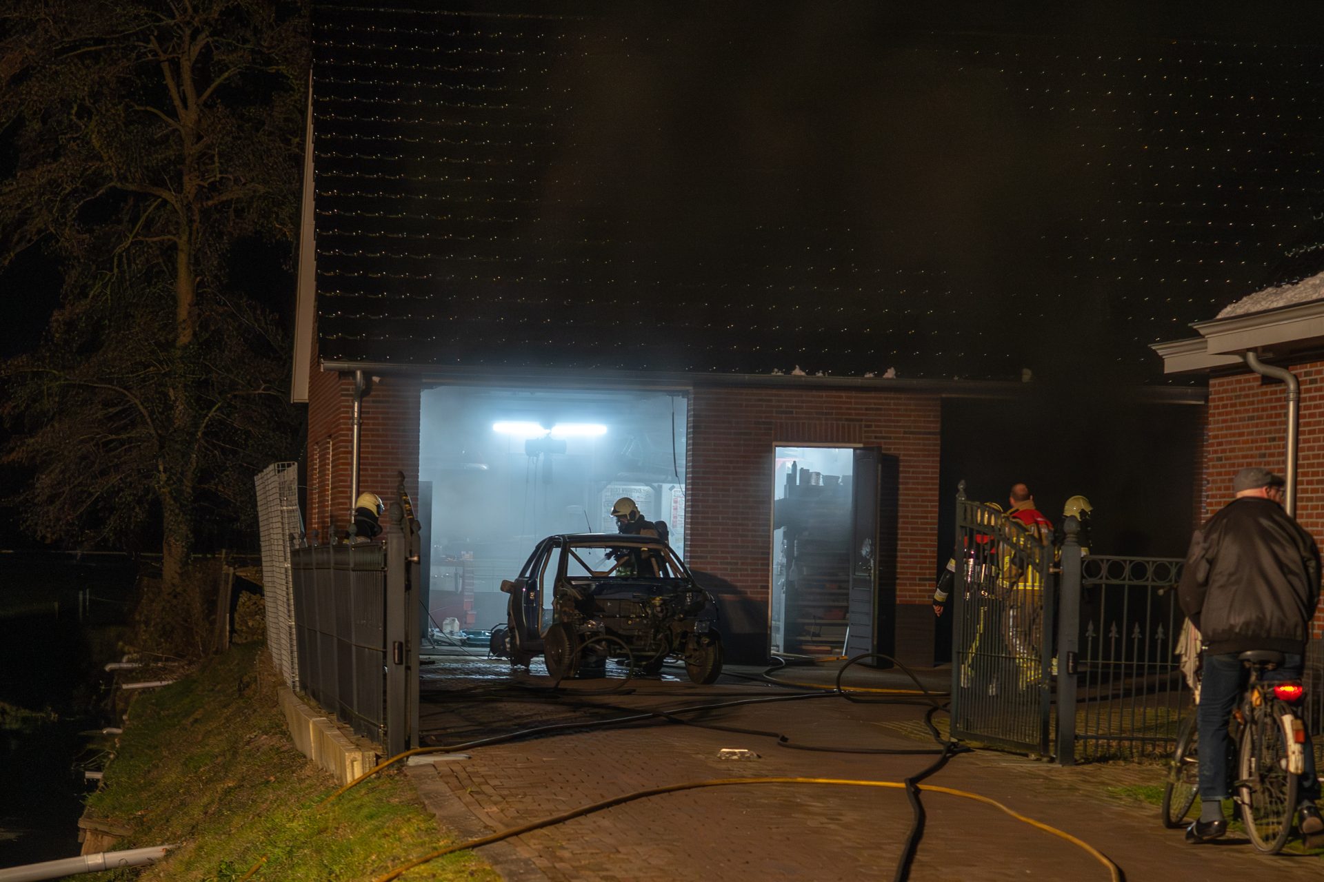 Brand in schuur achter woning in Steggerda