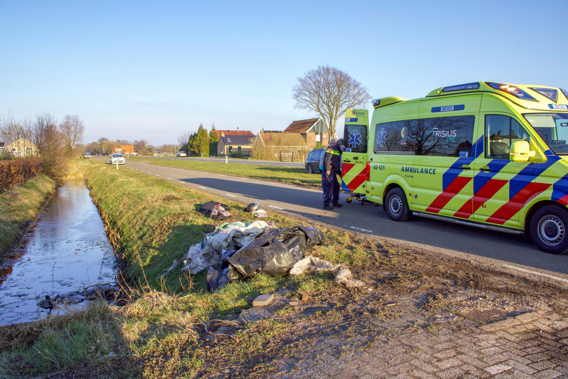 Scooter belandt in sloot na botsing met auto