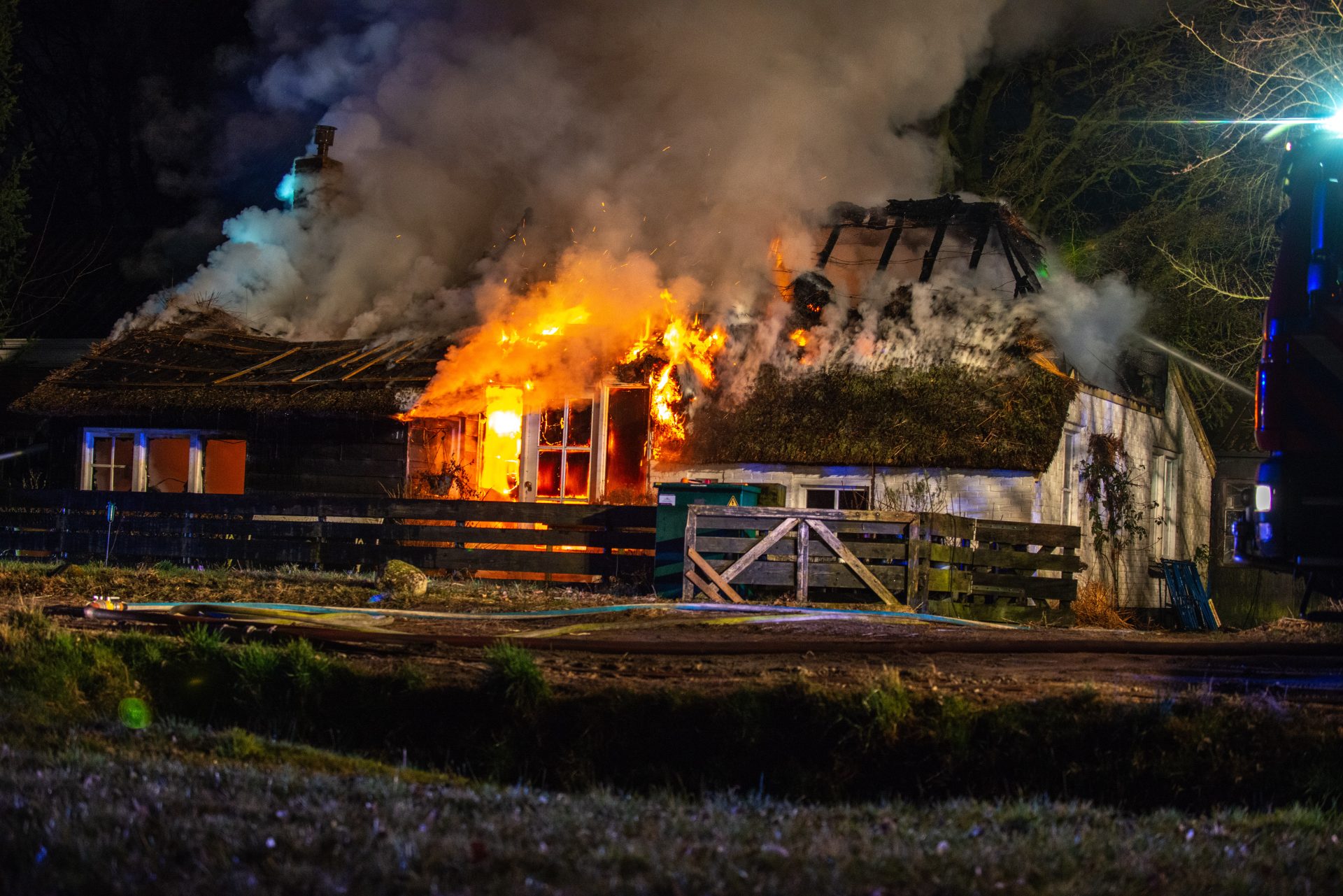 Friese brandweer in actie bij grote brand in woonboerderij Wapse