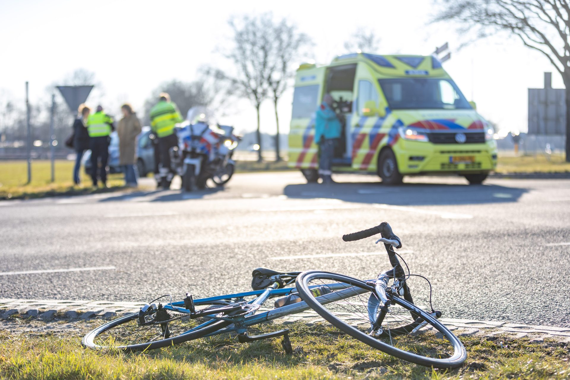 Wielrenner in botsing met auto Oldeholtpade