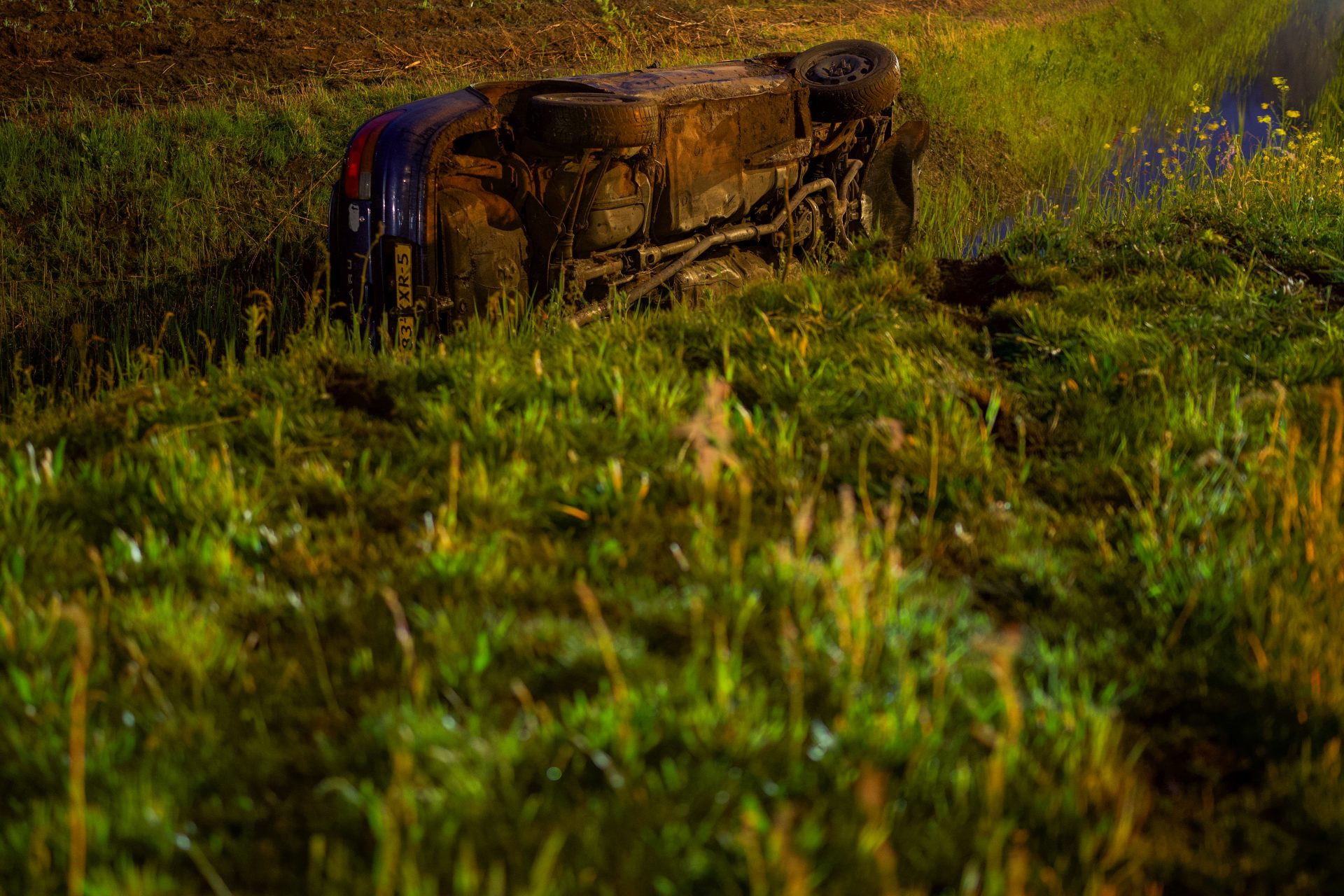 Auto met valse kentekenplaten crasht: inzittenden ervandoor