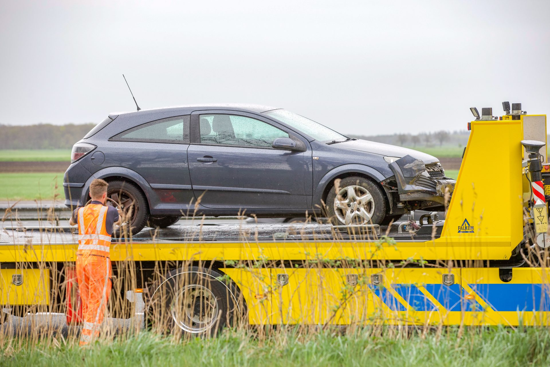Auto botst tegen vangrail op A32