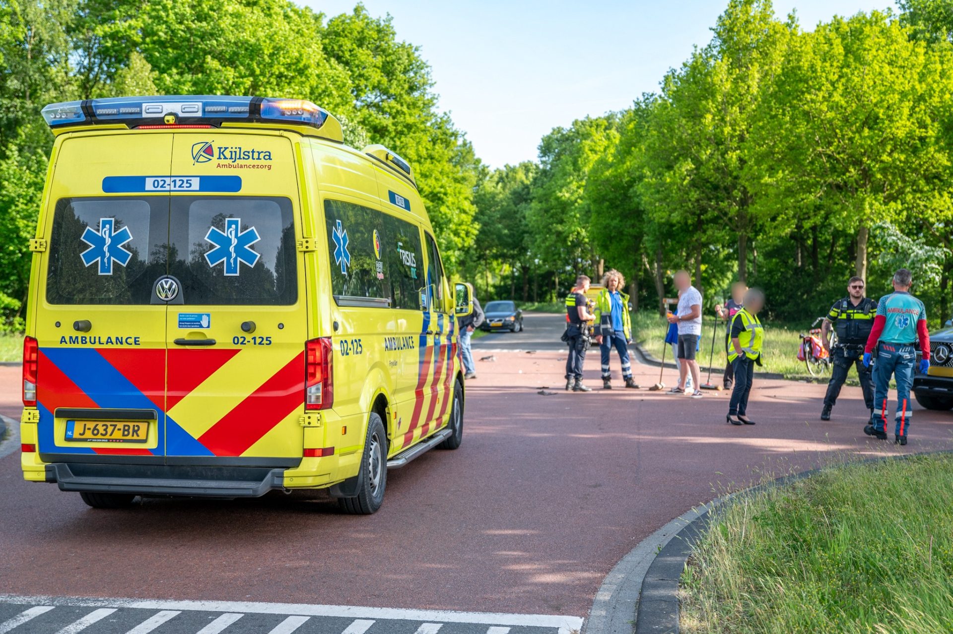 Auto belandt in greppel na botsing op kruising Elsloo