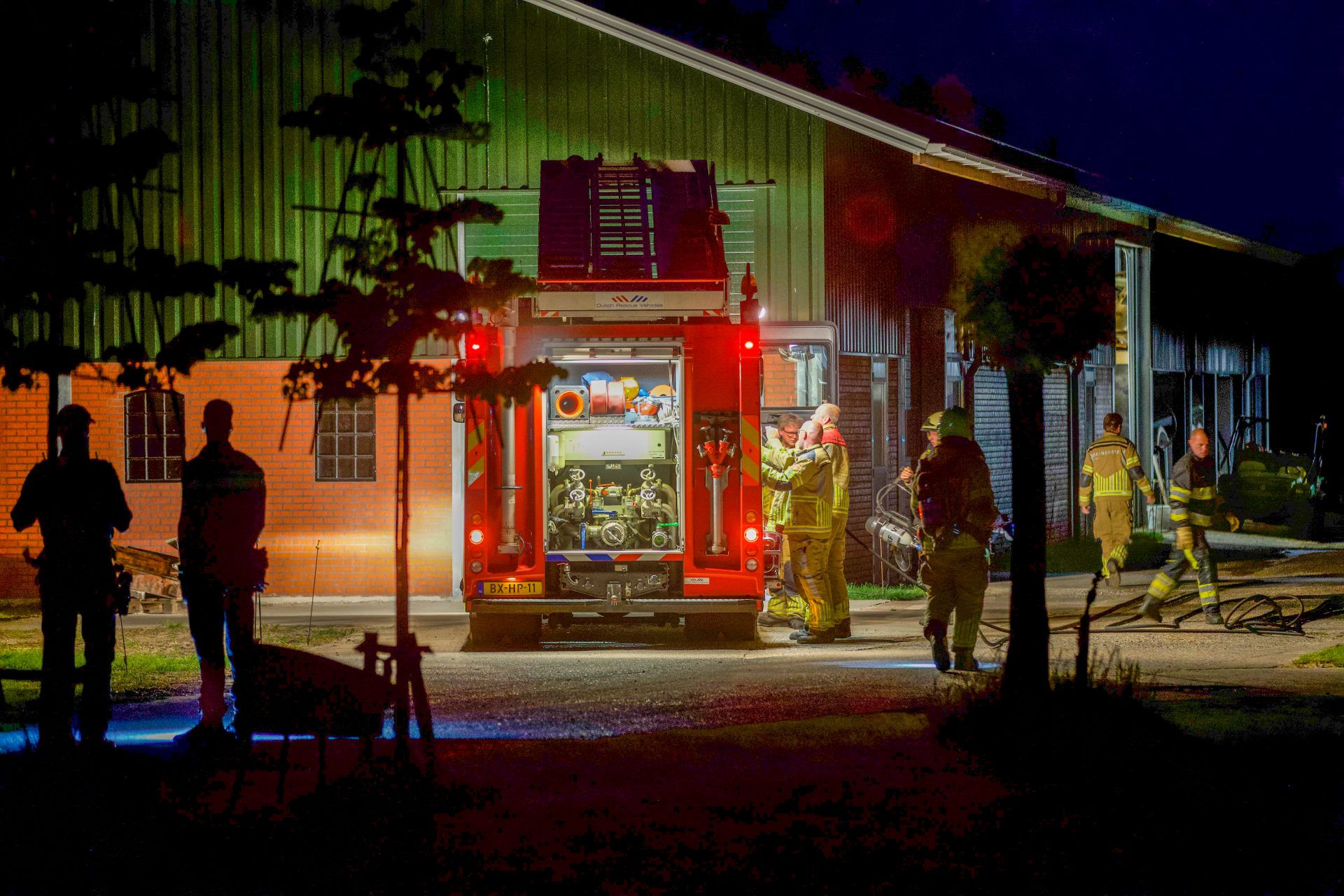 Wasmachine in brand tussen stal en boerderij