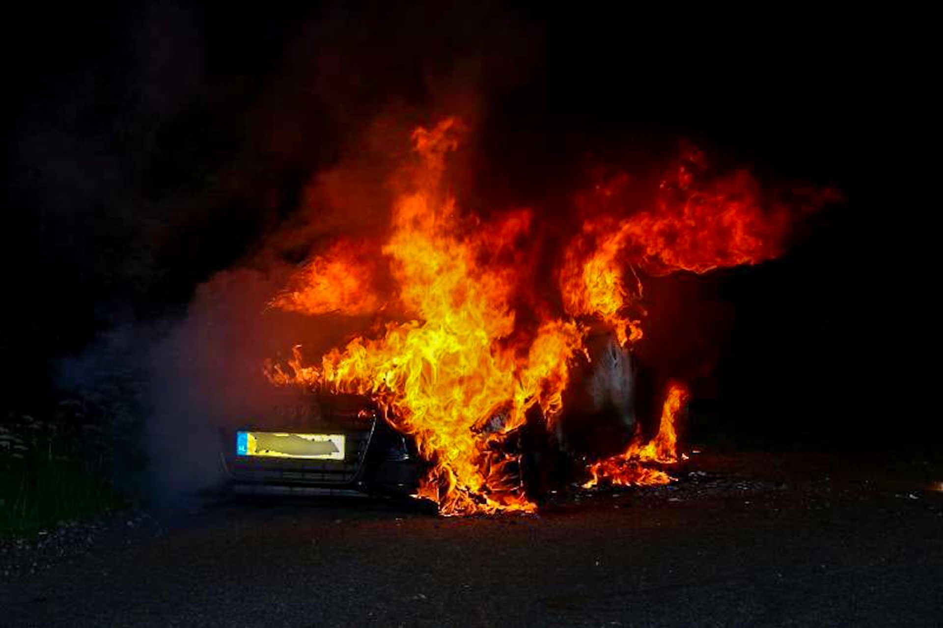 Auto vat vlam tijdens rijden Elsloo