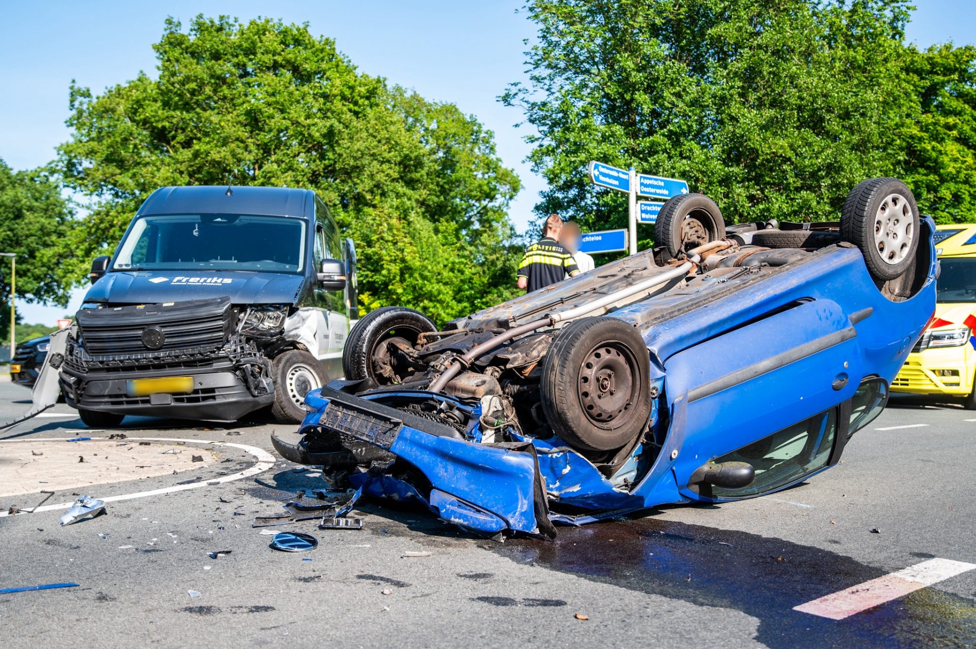 Auto over de kop na botsing met bestelbus Oosterwolde