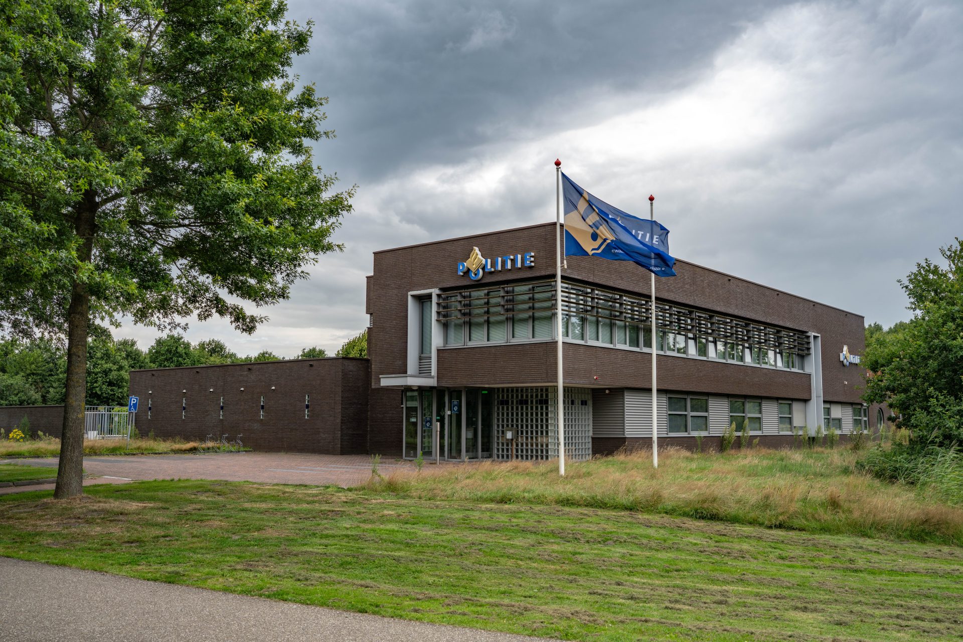 Drie politieauto’s vernield in Wolvega