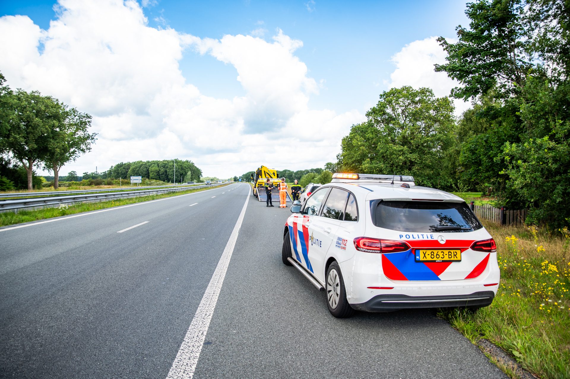 Auto raakt van de weg en botst tegen vangrail N381
