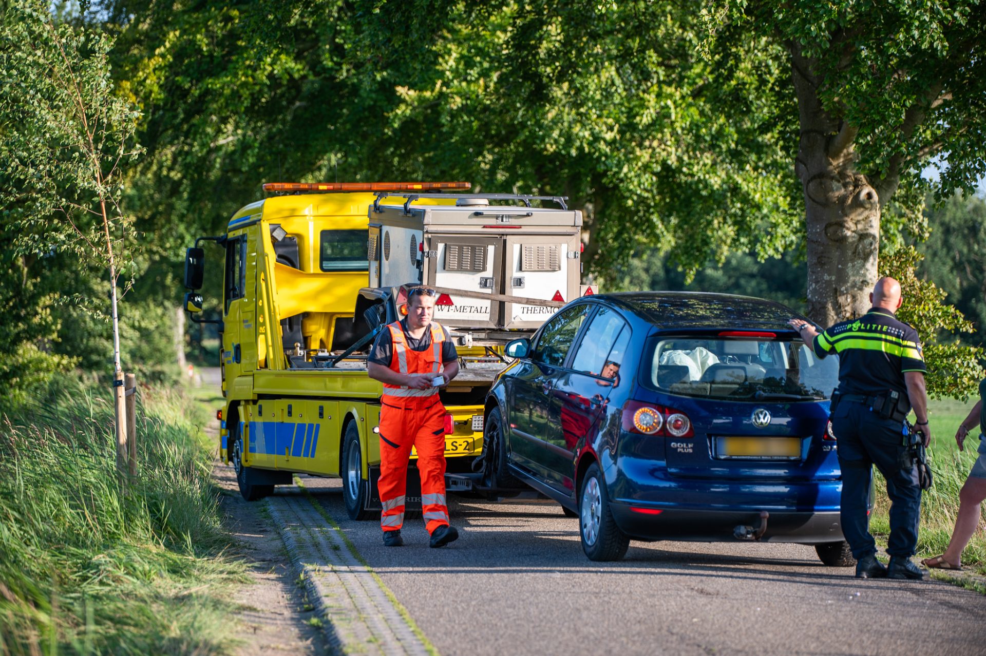 Auto botst op aanhanger Steggerda