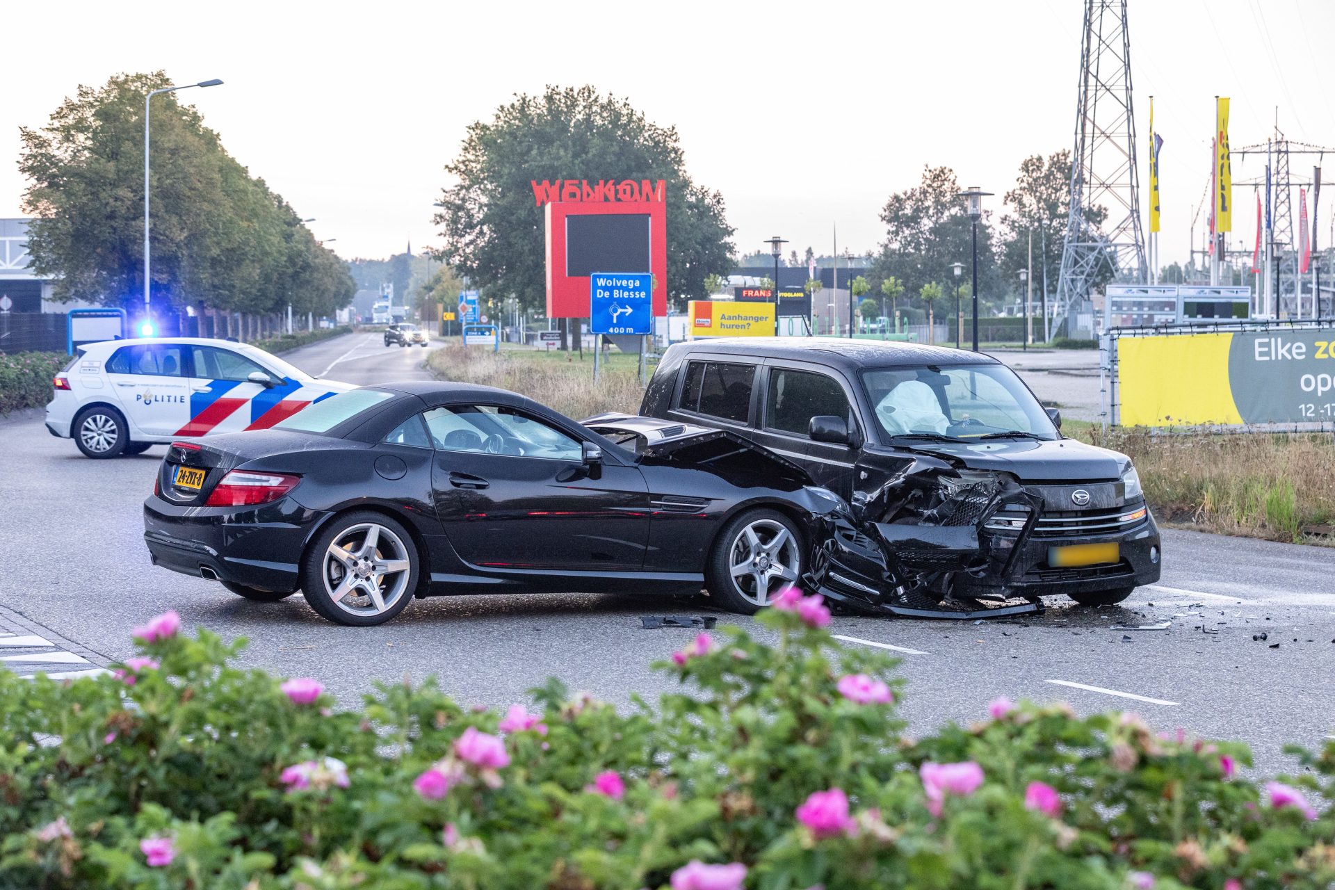 Veel schade bij botsing tussen twee auto’s in Wolvega