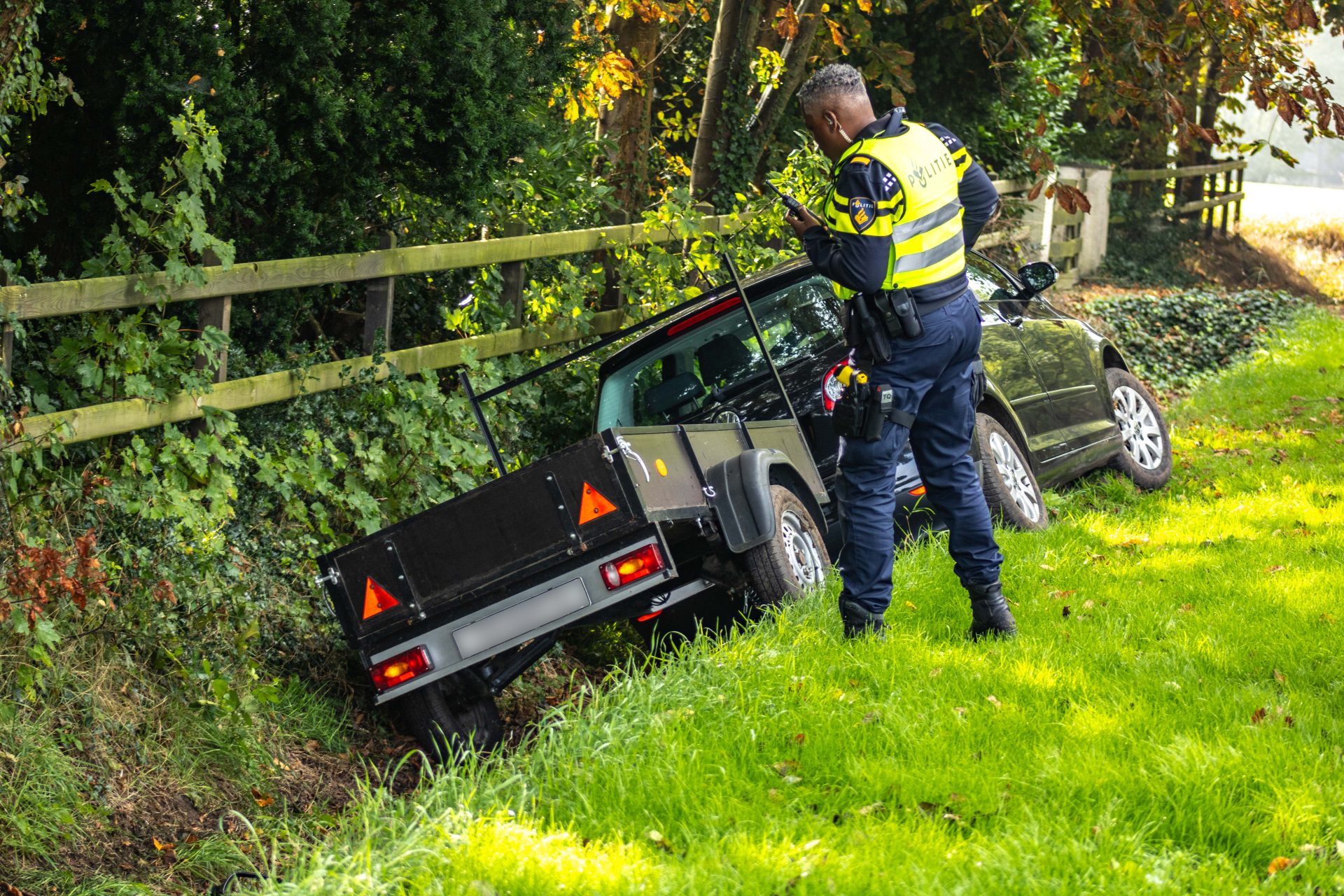 Automobilist raakt onwel en belandt in greppel Oosterwolde