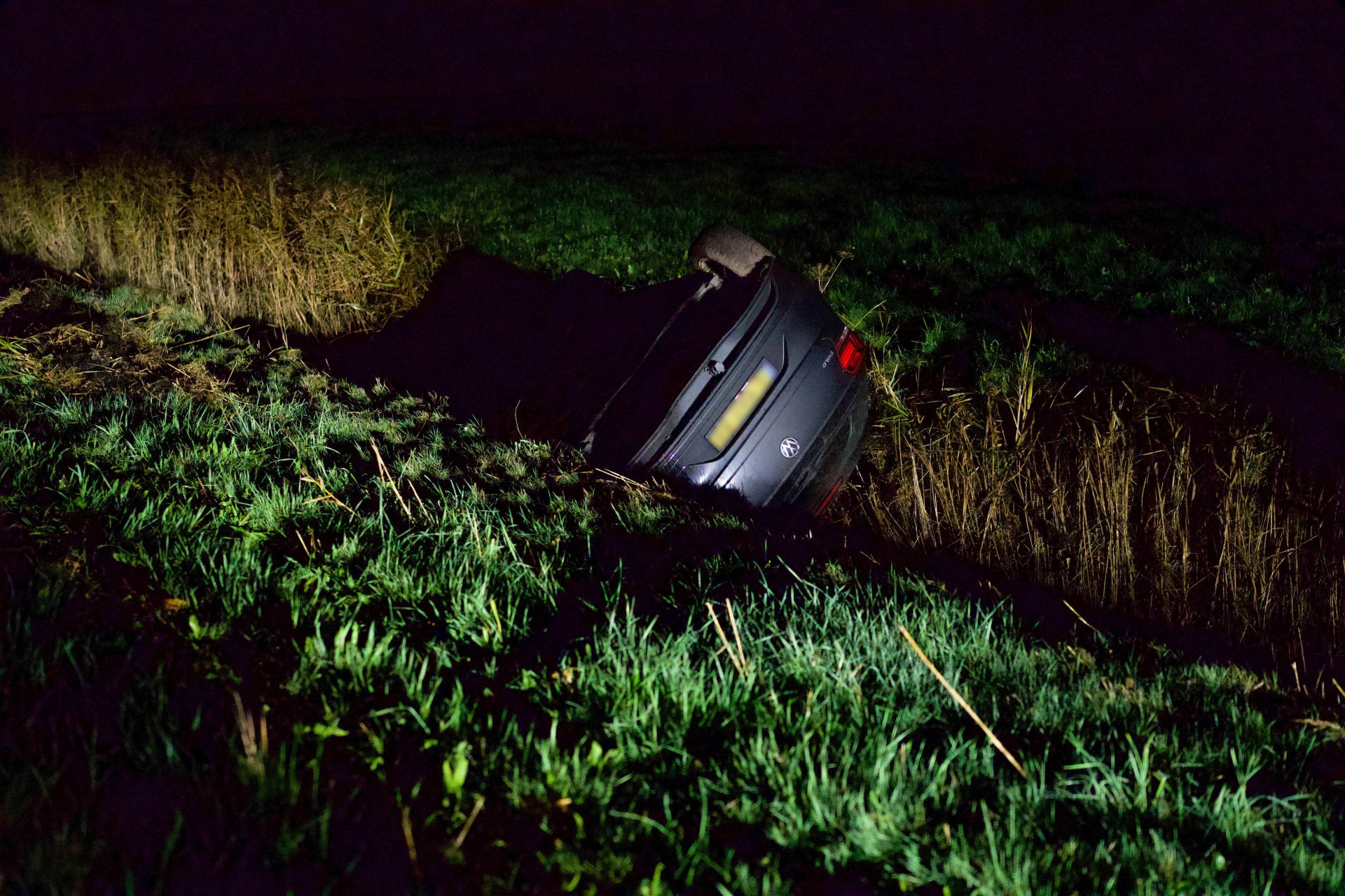 Auto belandt op zijkant in sloot na uitwijkmanouvre