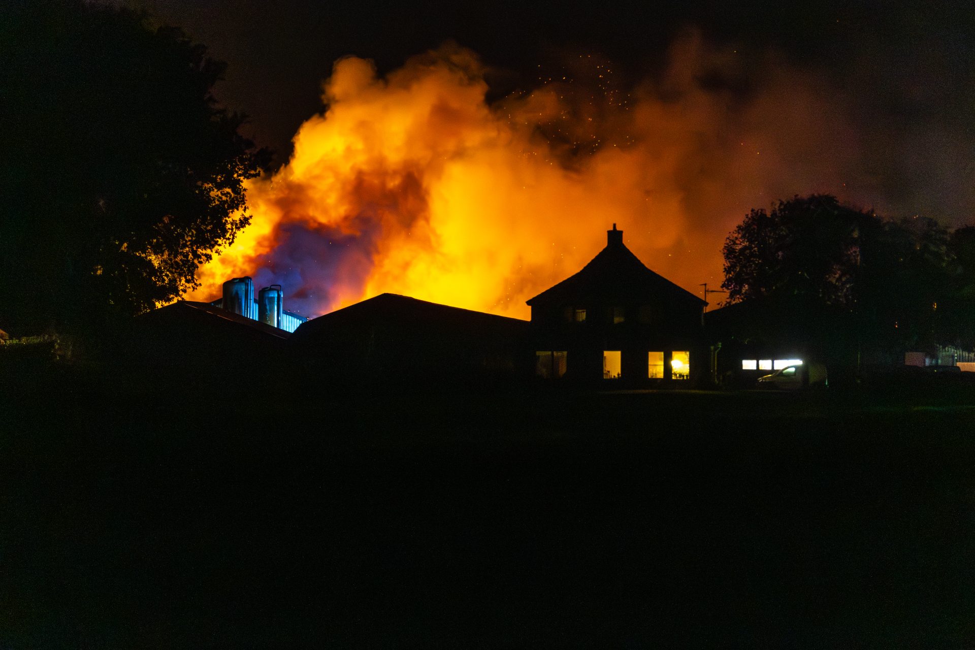 Grote brand in schuur Nijeholtpade